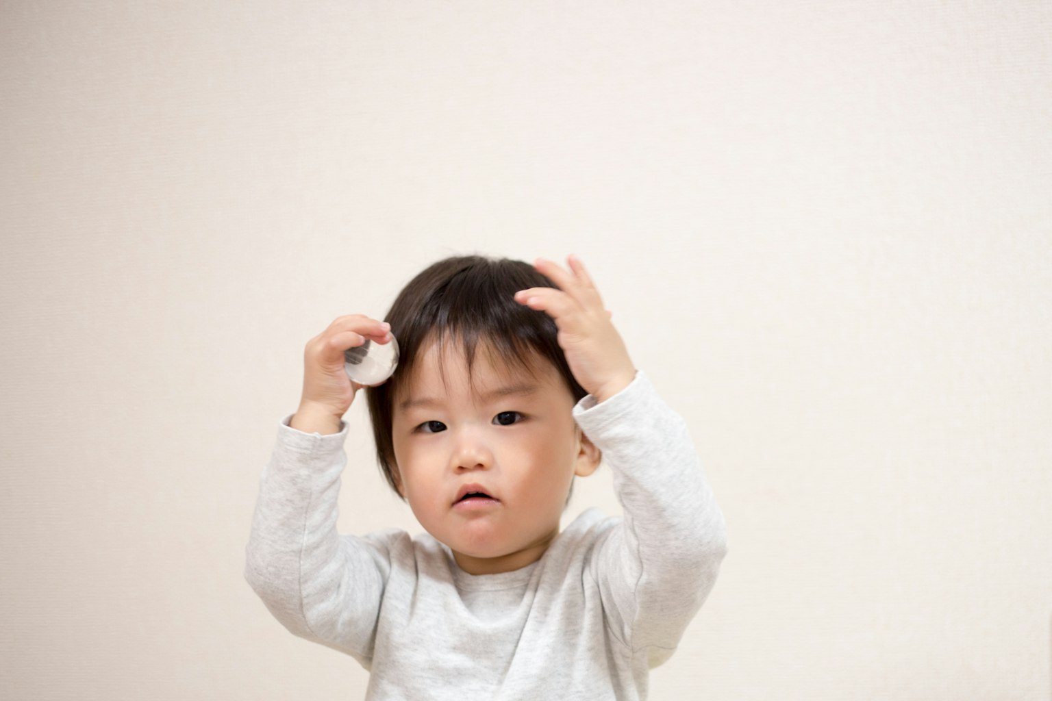 흰색 배경 앞에서 놀고 있는 아이
