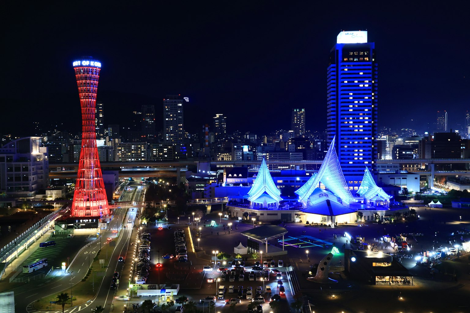 Magnifique paysage urbain avec la tour du port de Kobe et les bâtiments environnants la nuit
