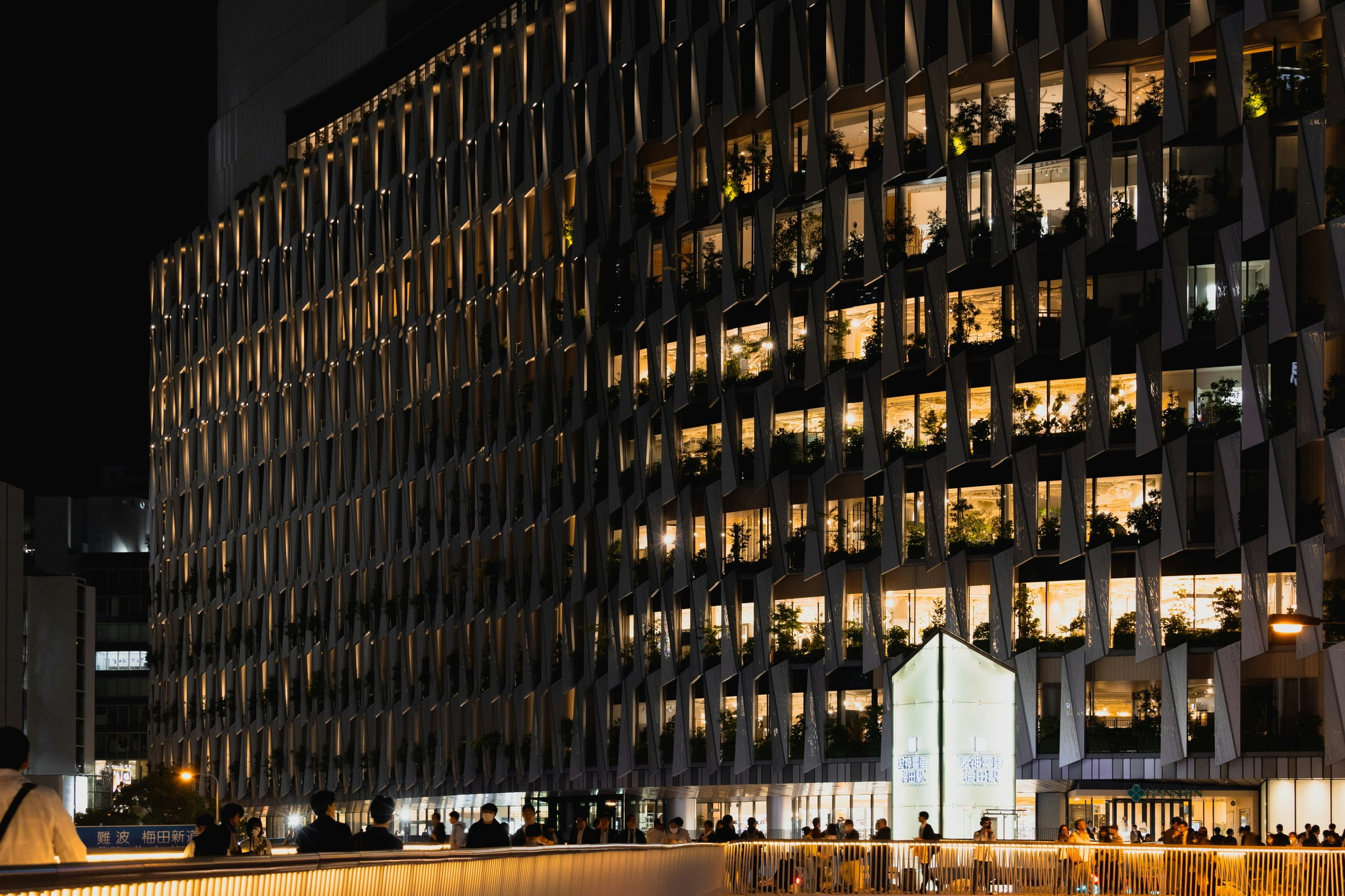 夜晚建筑外立面，成排明亮的窗户