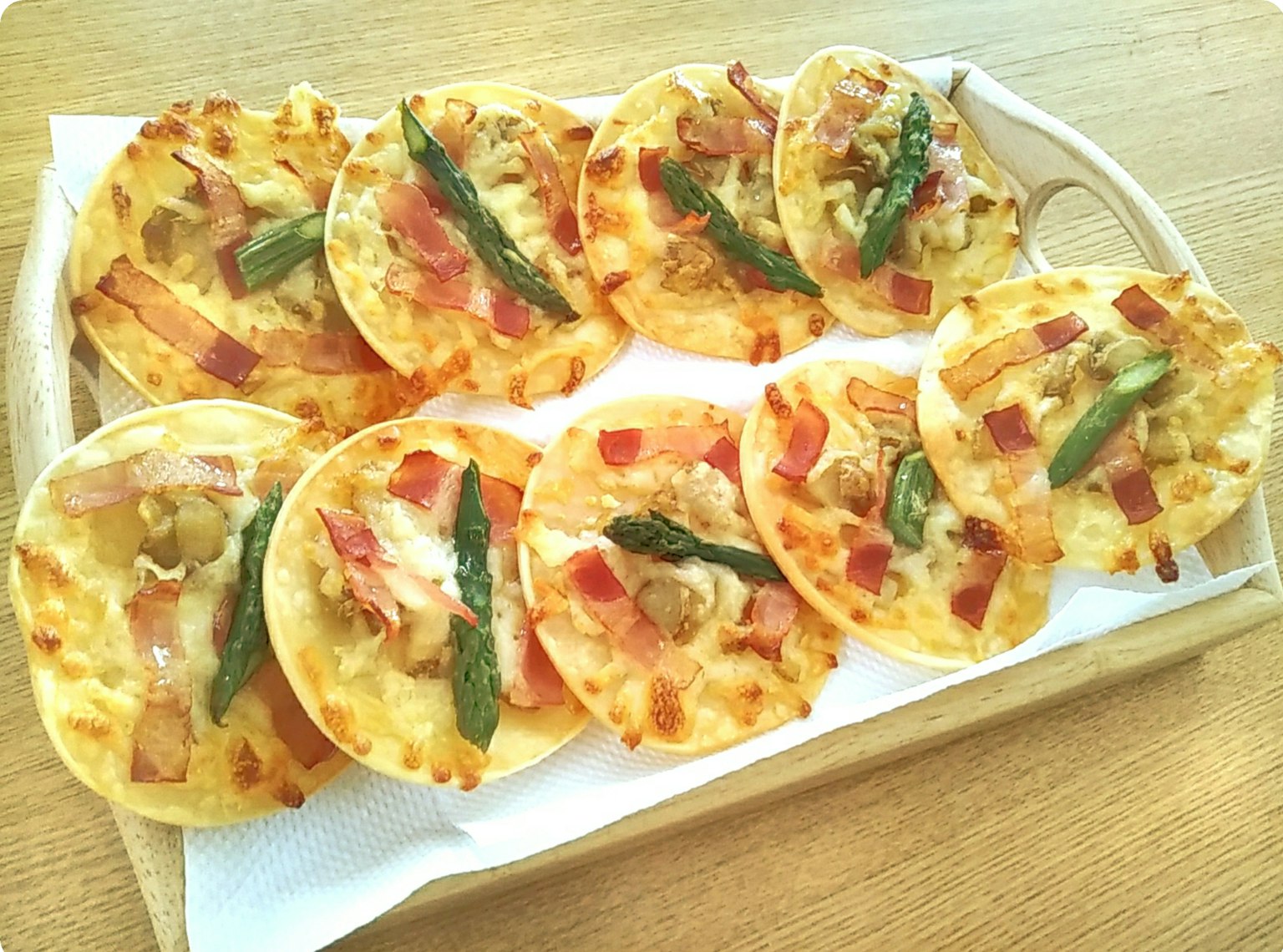 Eine farbenfrohe Auswahl an Mini-Pizzen auf einem Tablett angeordnet