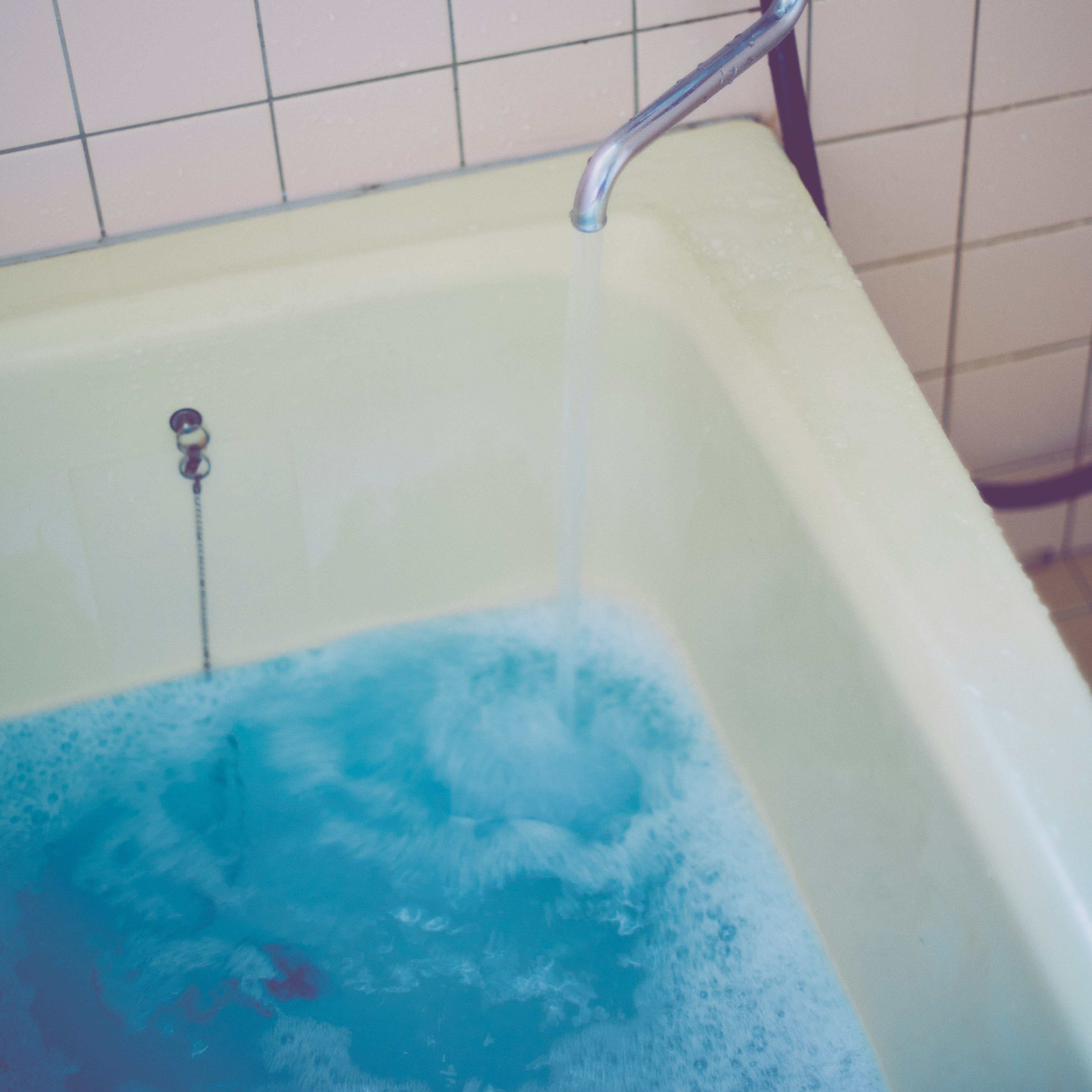 浴槽の湯気立つ泡のあるバスタブの湯