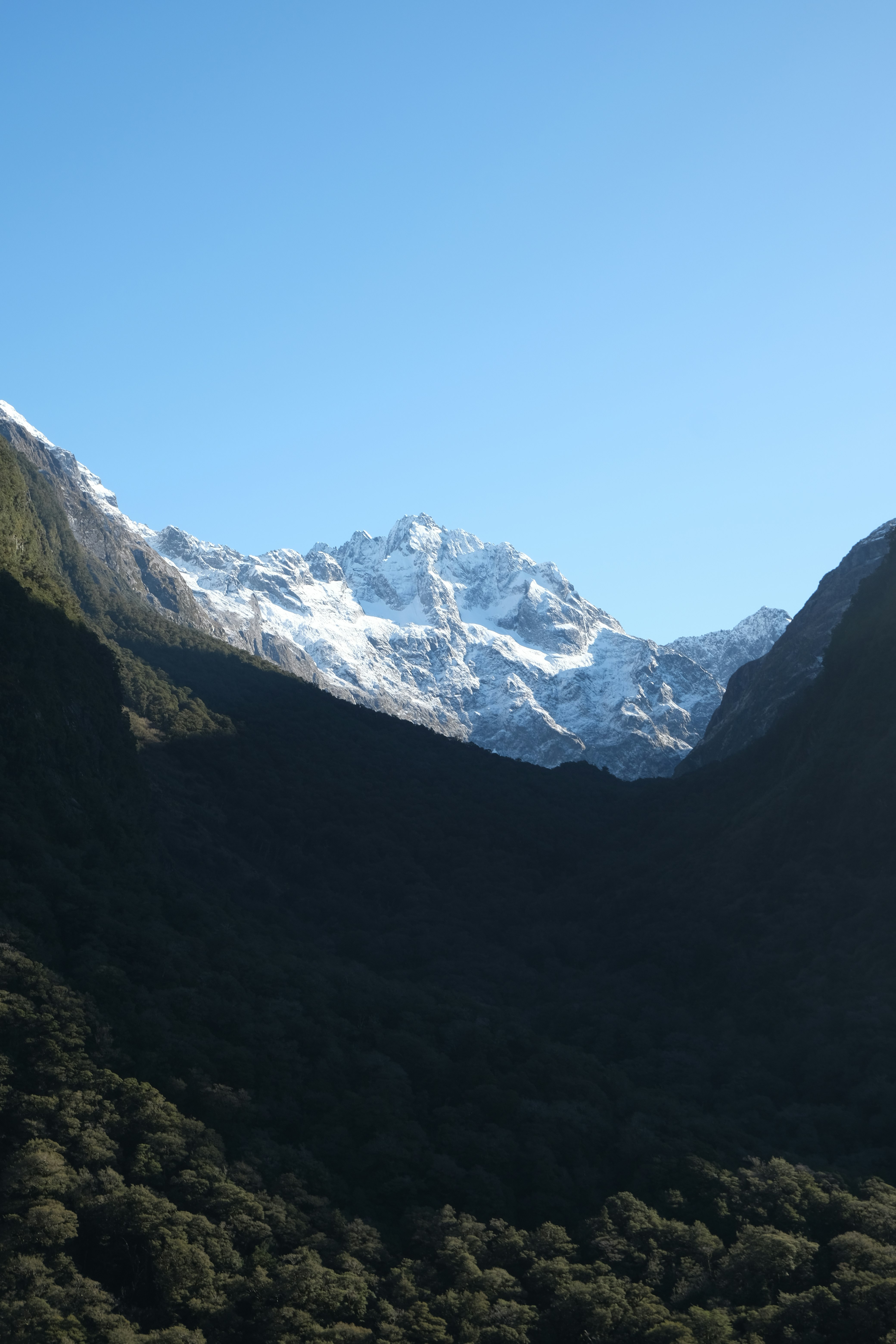山谷对面可见的白雪覆盖山脉
