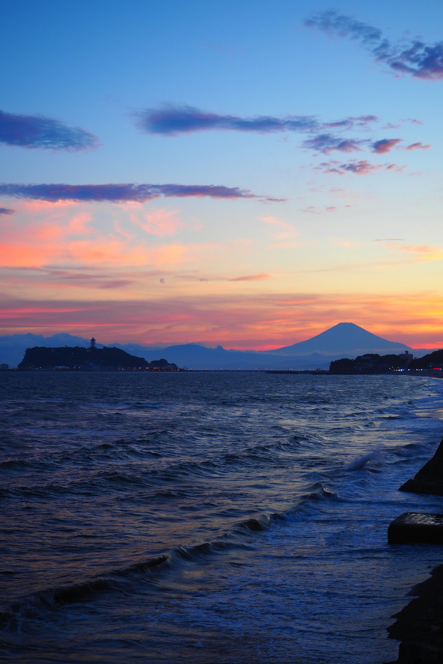 海上美丽的日落与富士山轮廓