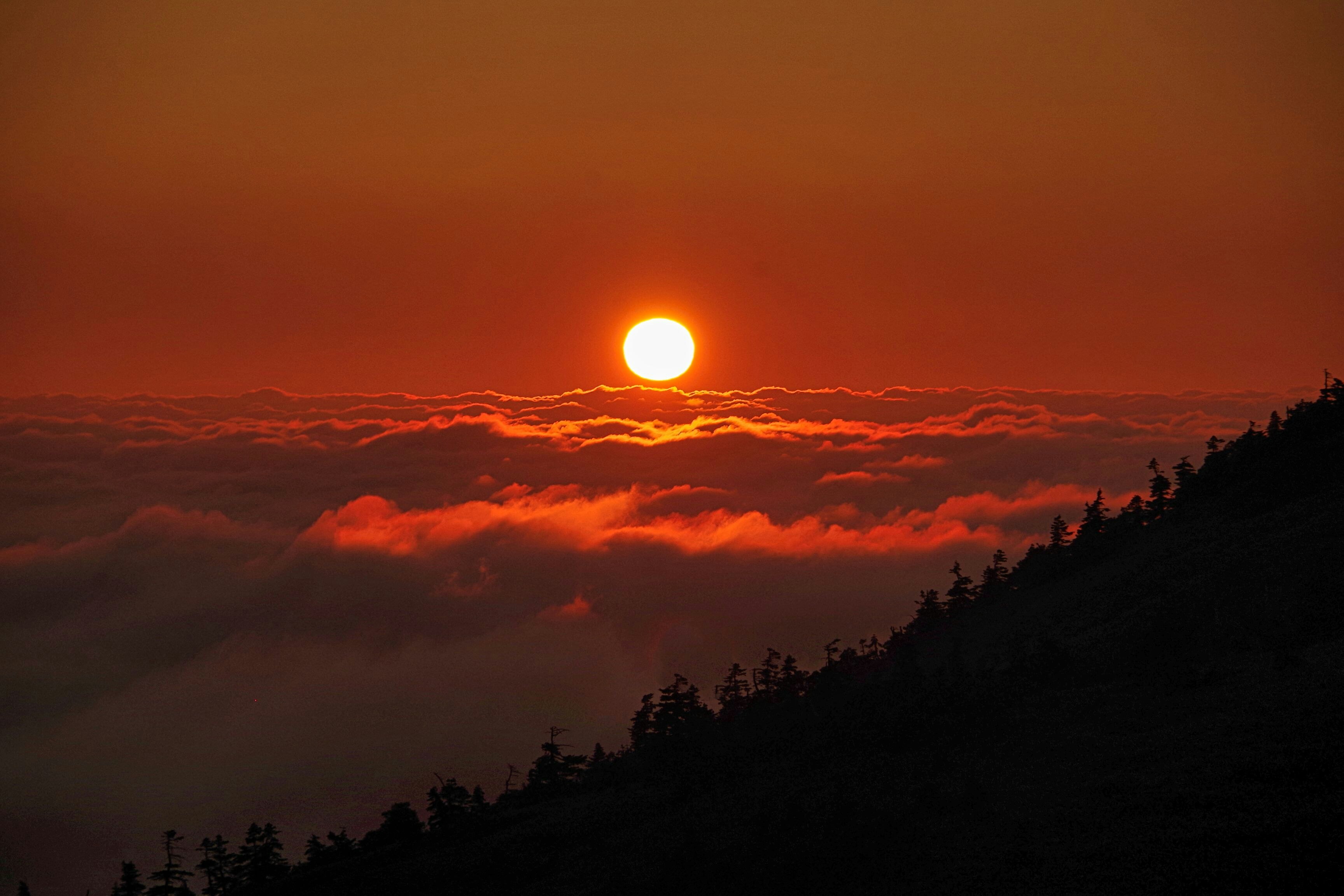 雲海の上に沈む白山の夕日