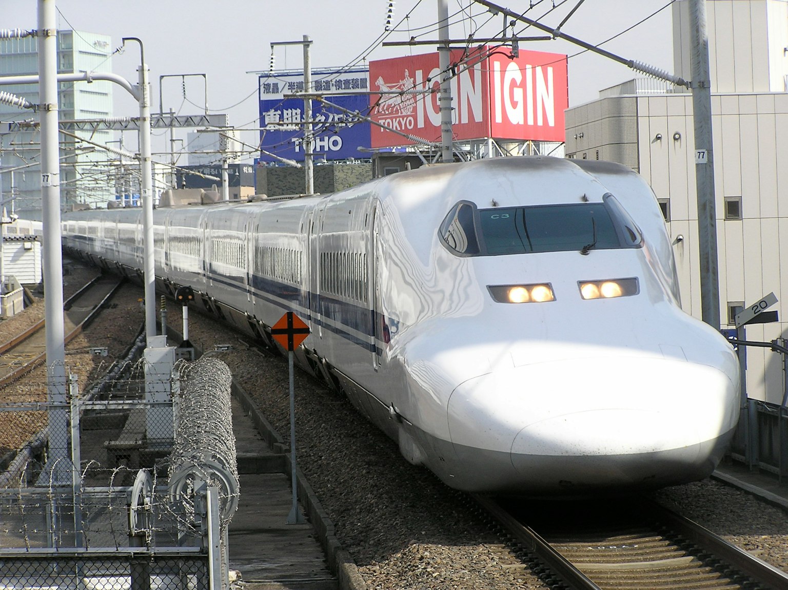 รถไฟชิงกันเซนวิ่งอยู่บนราง