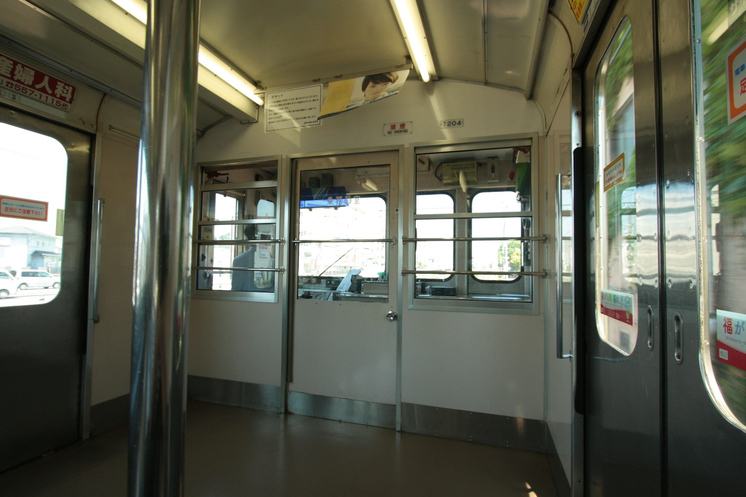 Intérieur d'un train de métro vide avec de la lumière naturelle entrant par les fenêtres