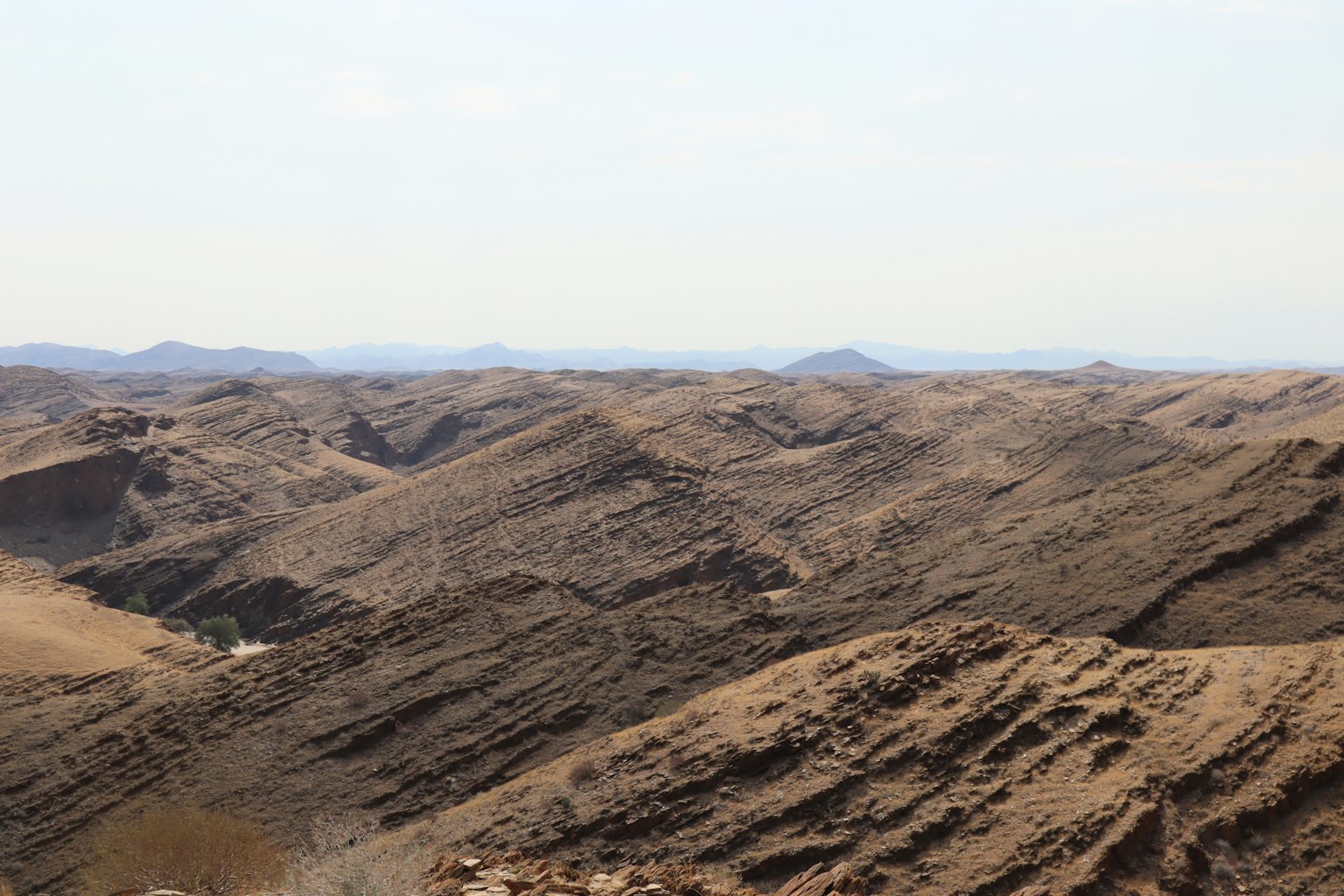 Weitläufige Sicht auf trockene Berge und unwegsames Gelände