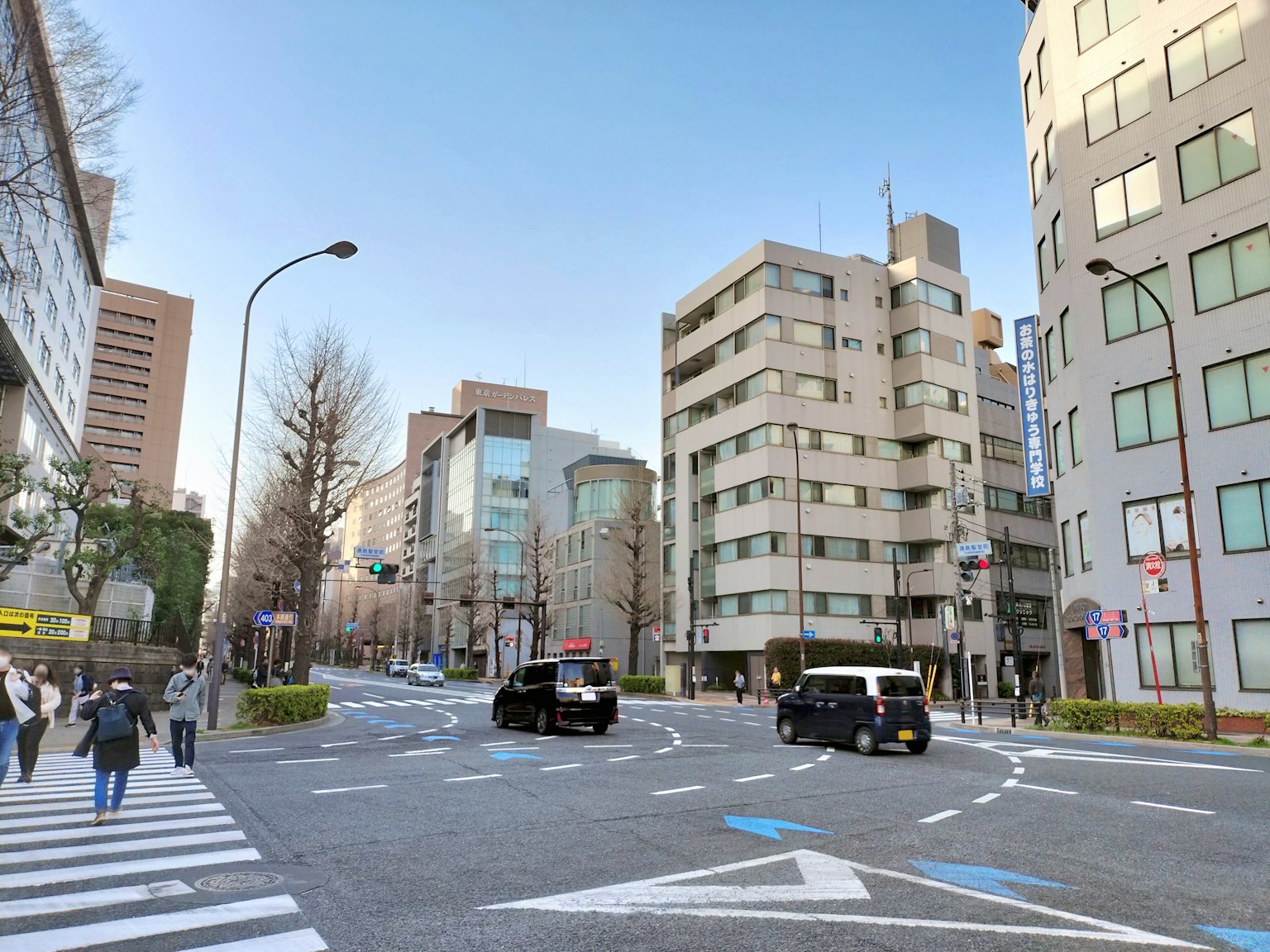 Intersection urbaine avec un arrière-plan de bâtiments modernes
