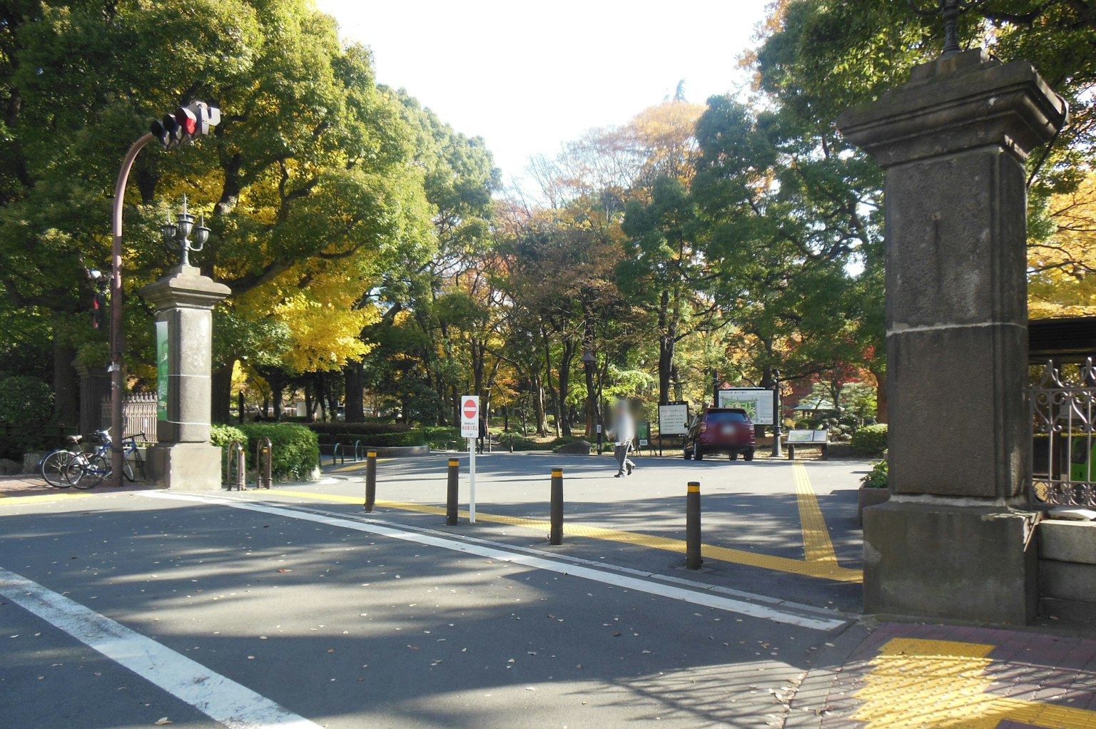 公園入口的石門和周圍郁郁葱葱的樹木