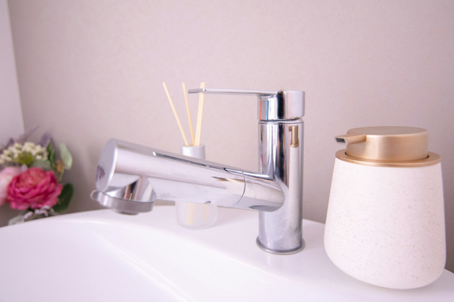 Bồn rửa hiện đại với vòi chrome bóng và máy khuếch tán trang trí