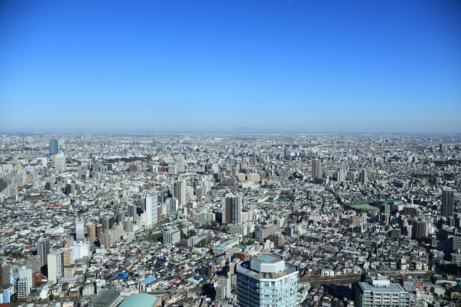 東京廣闊的城市景觀和晴朗的藍天