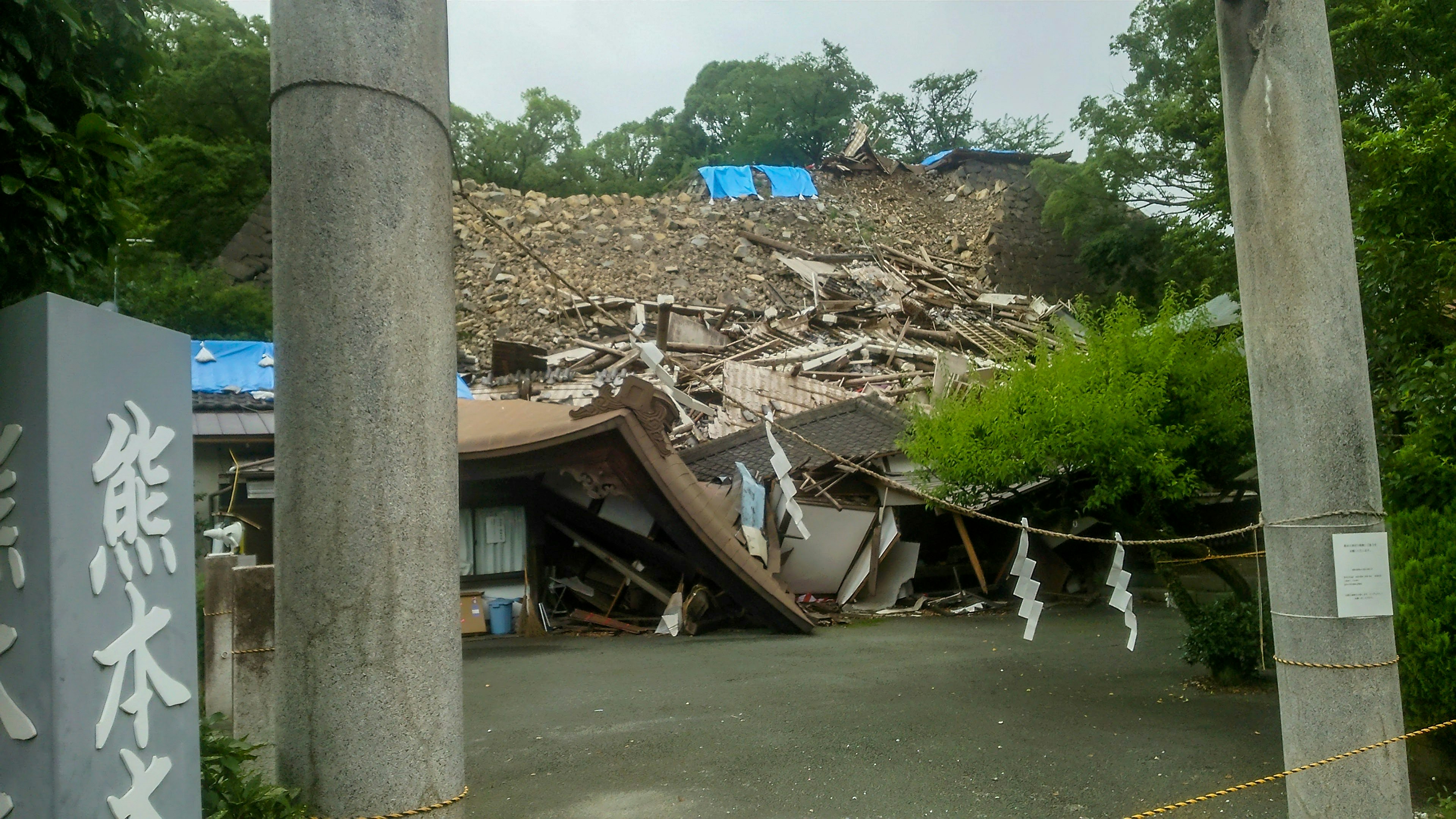 倒塌屋頂瓦片的受損建築前景