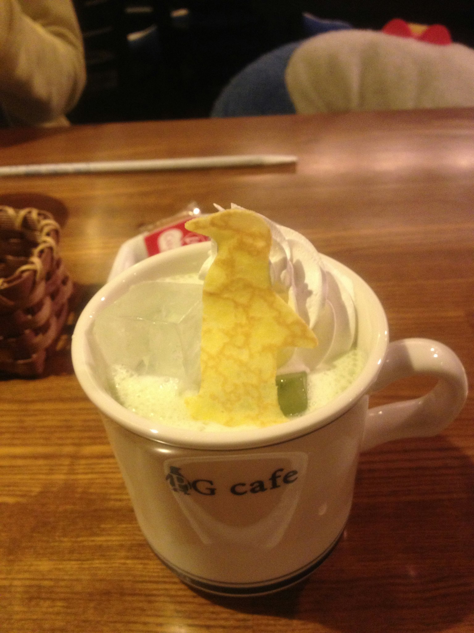 Secangkir kopi dengan krim dan keripik kentang di atasnya