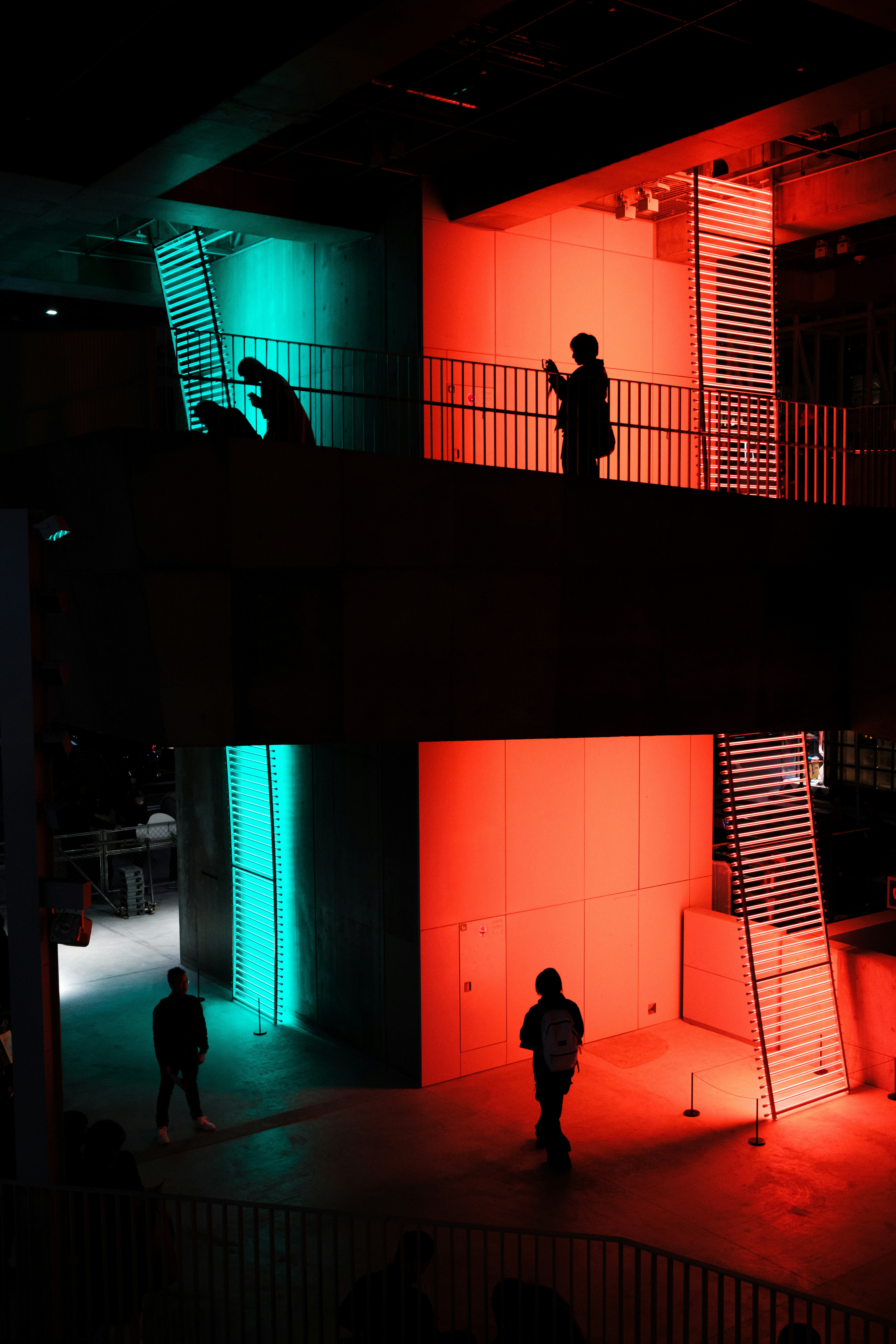 Ruang pameran malam di Ginza Sony Park, dinding berlampu warna dan siluet