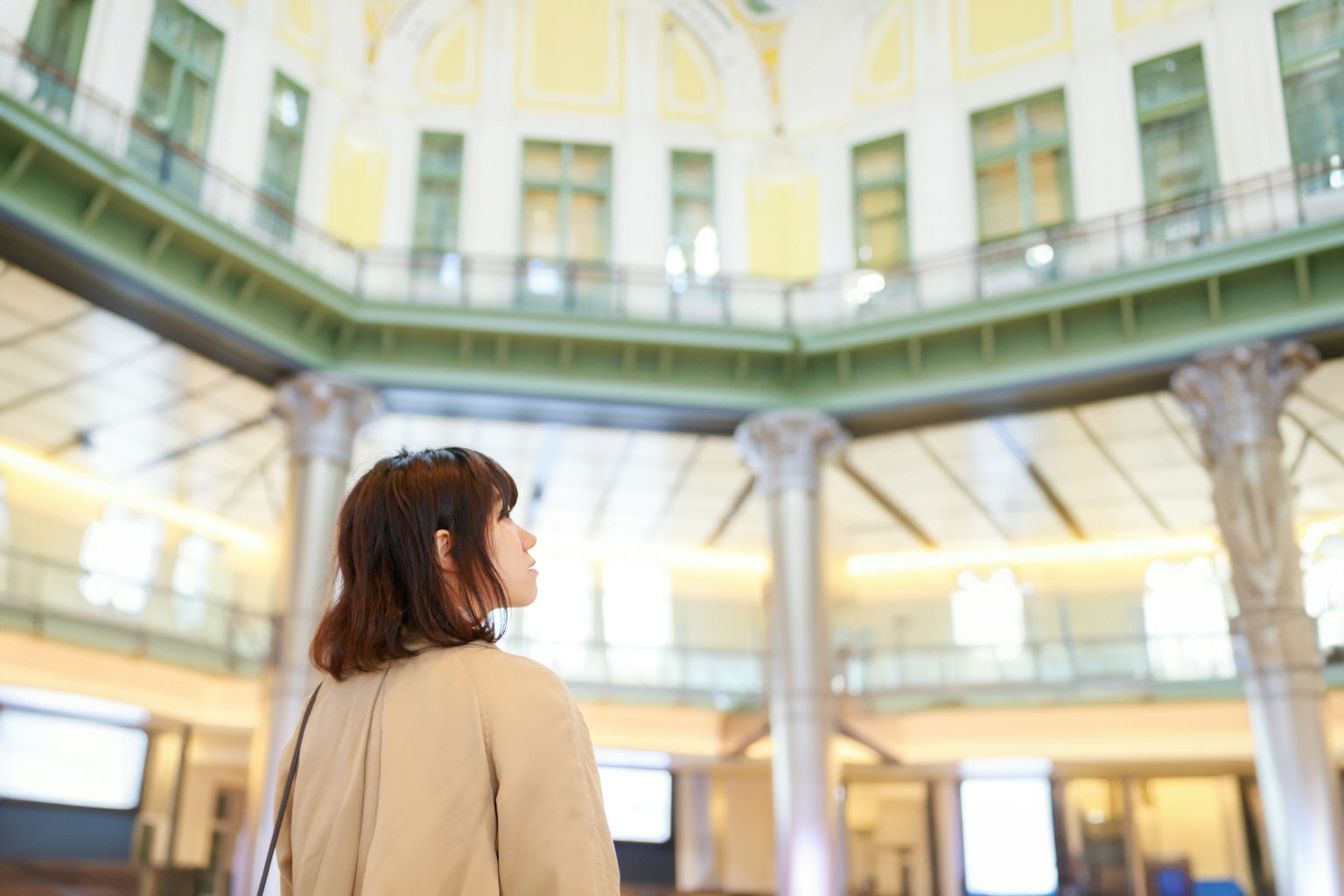 Donna che guarda il bellissimo soffitto di un edificio