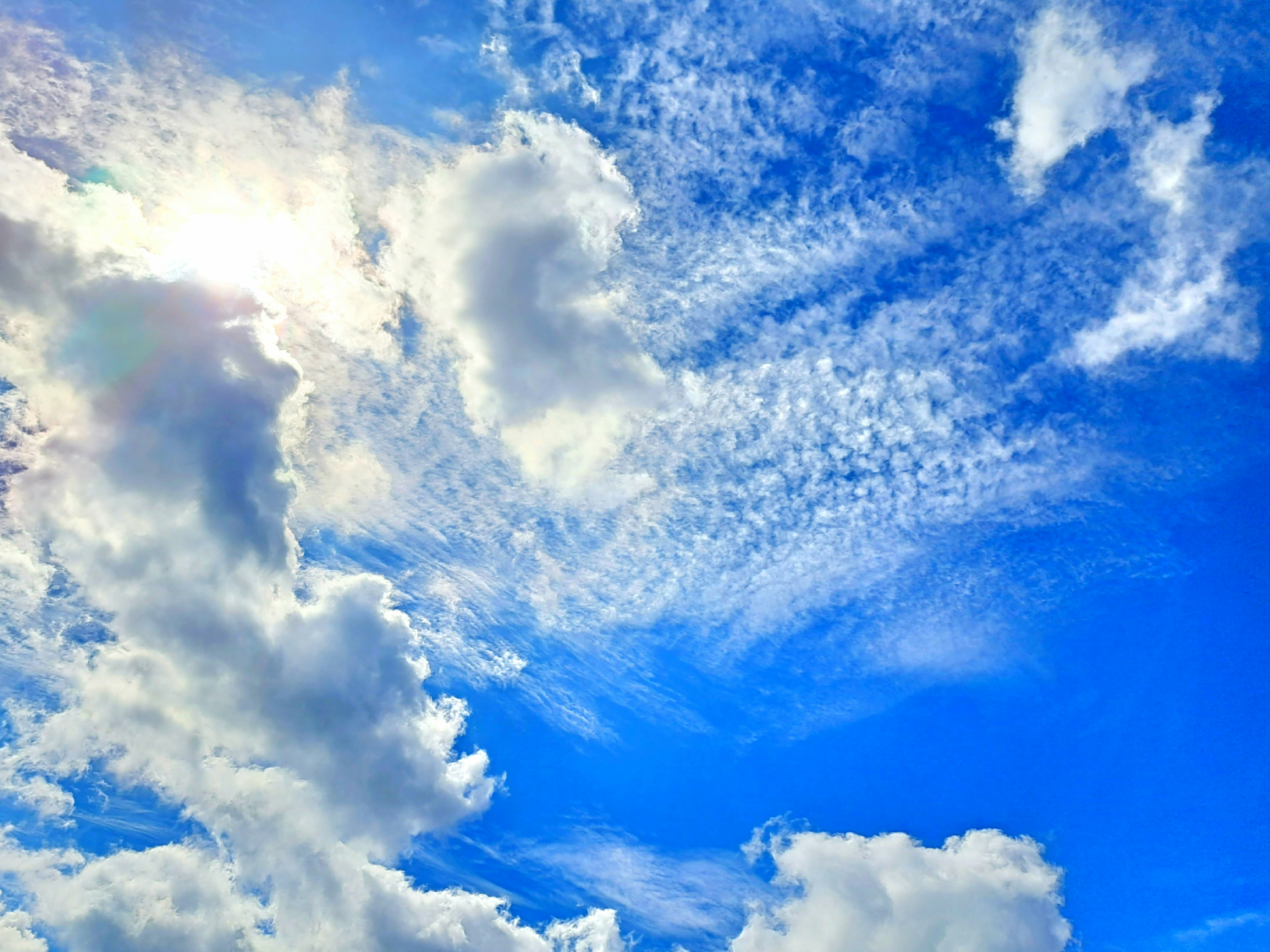 ciel bleu avec de gros nuages
