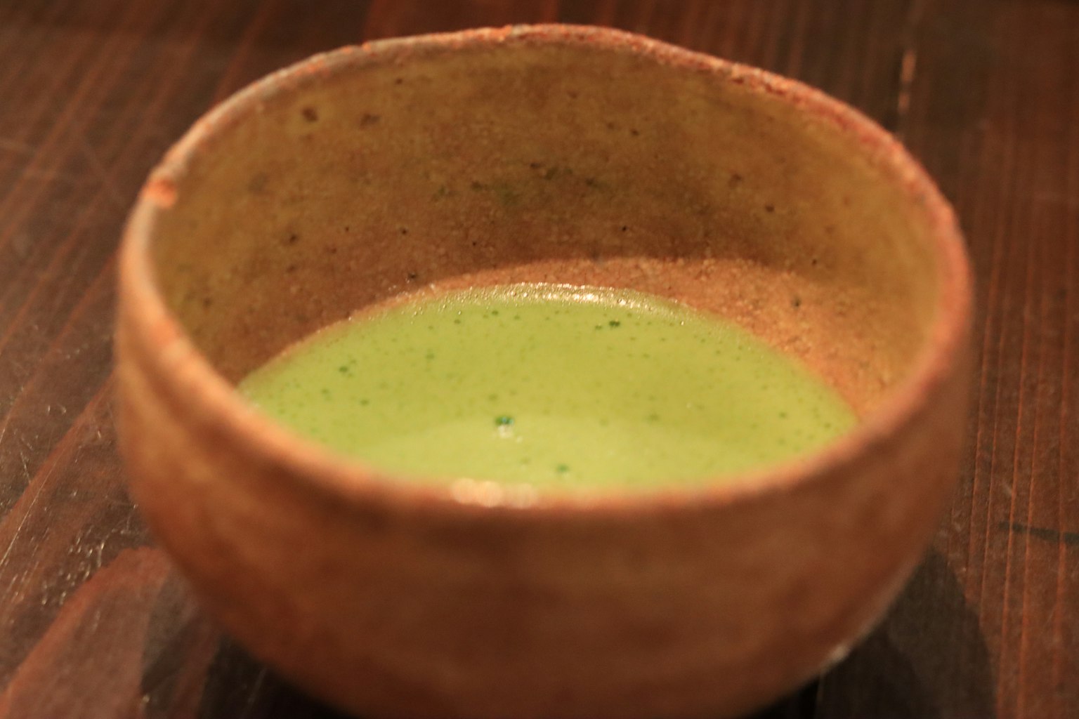 Un bol contenant du matcha vert vif