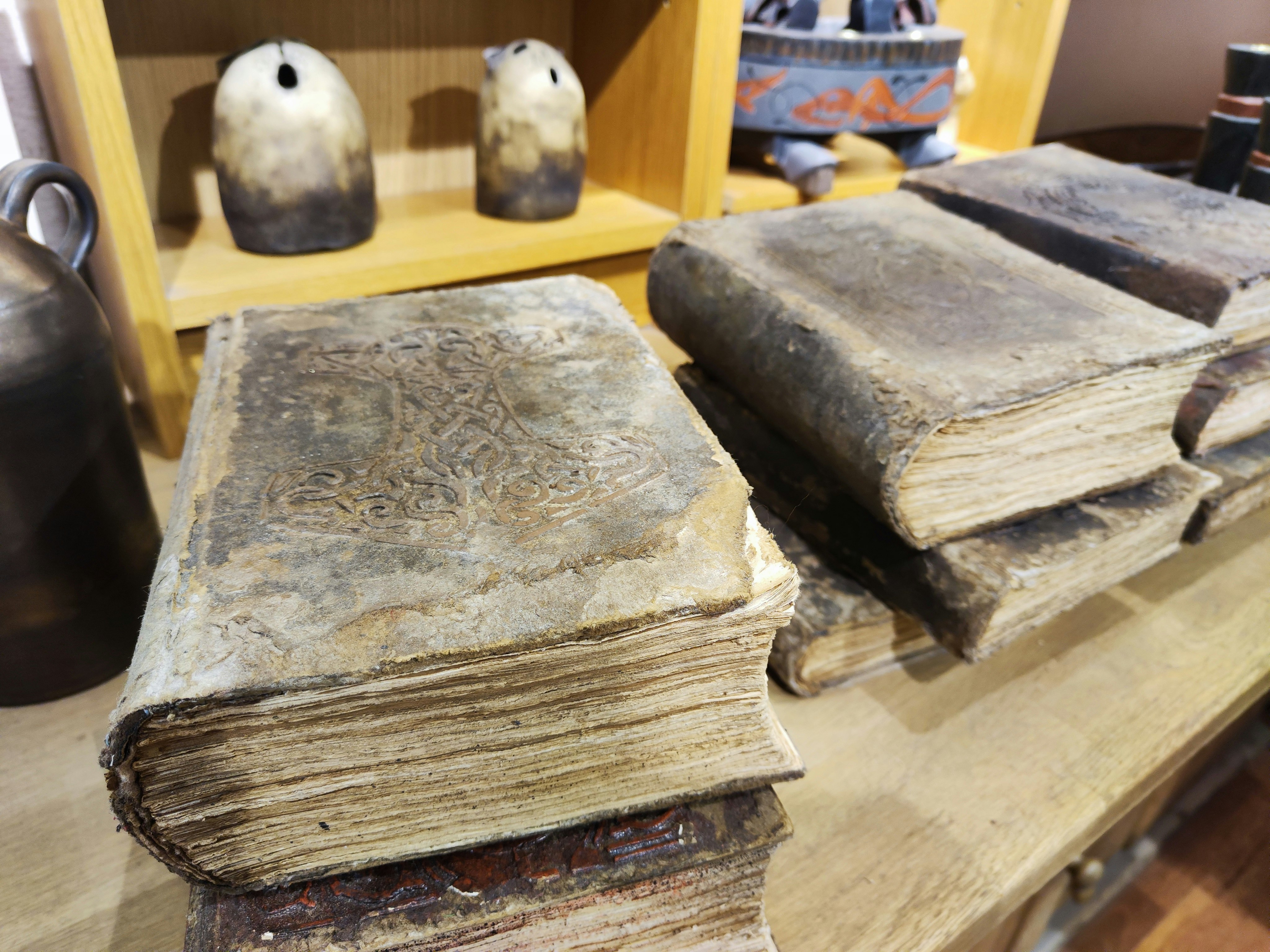 古い本と石の置物が並ぶ書店の棚