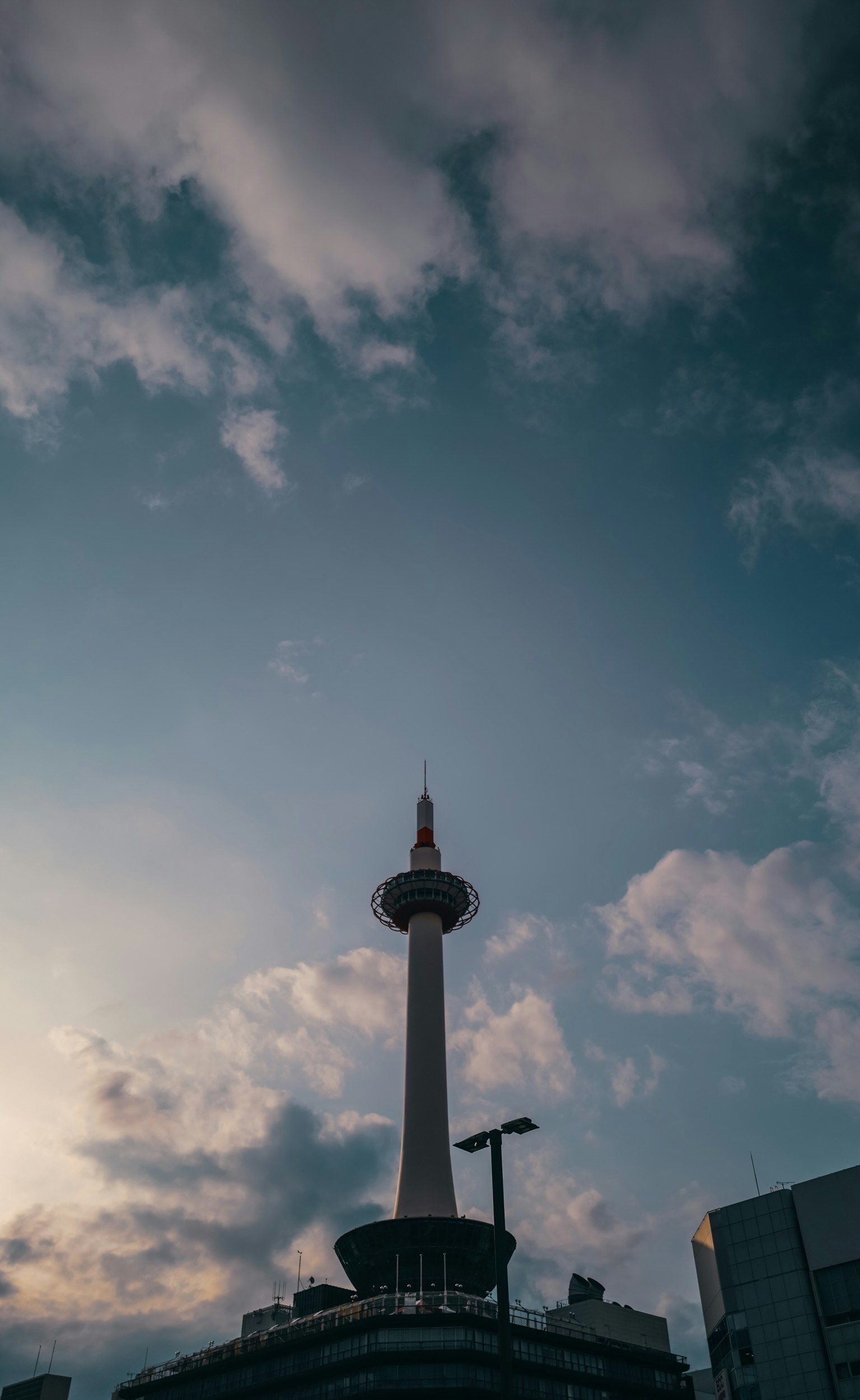 Torre di Kyoto silhouette contro un cielo nuvoloso