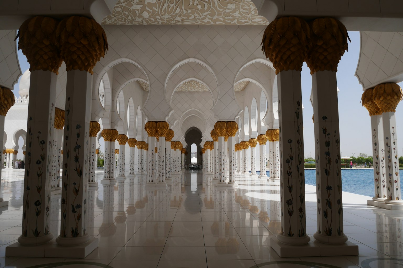 Interno di un bellissimo edificio con colonne in marmo bianco e decorazioni dorate in un arco