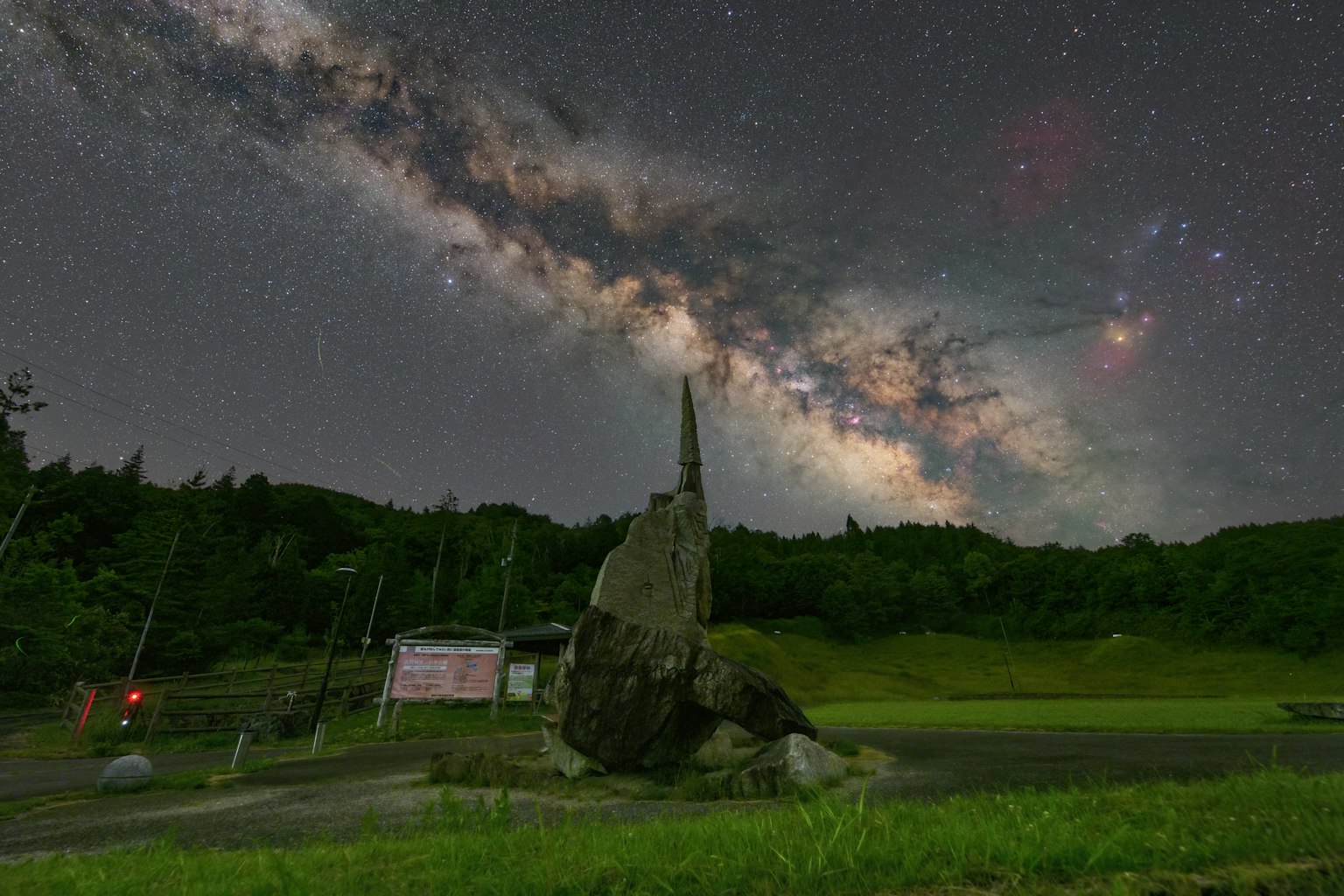 星空下的大岩石與壯麗的銀河景觀