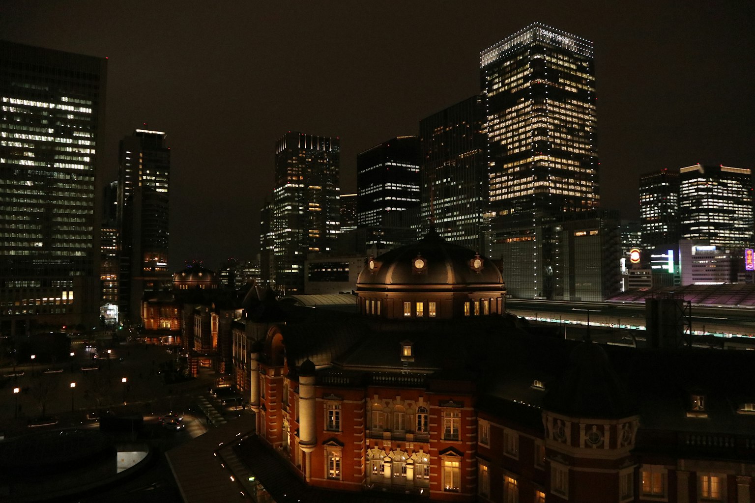 Contraste des gratte-ciels de Tokyo et de la gare historique la nuit