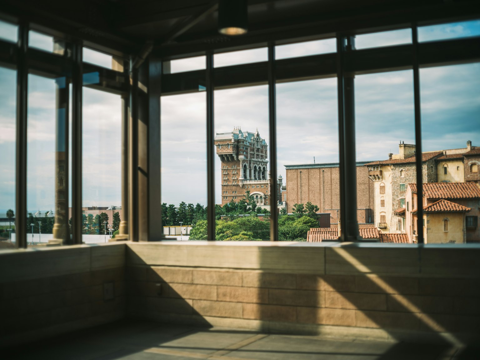 窓から見える建物と空の景色