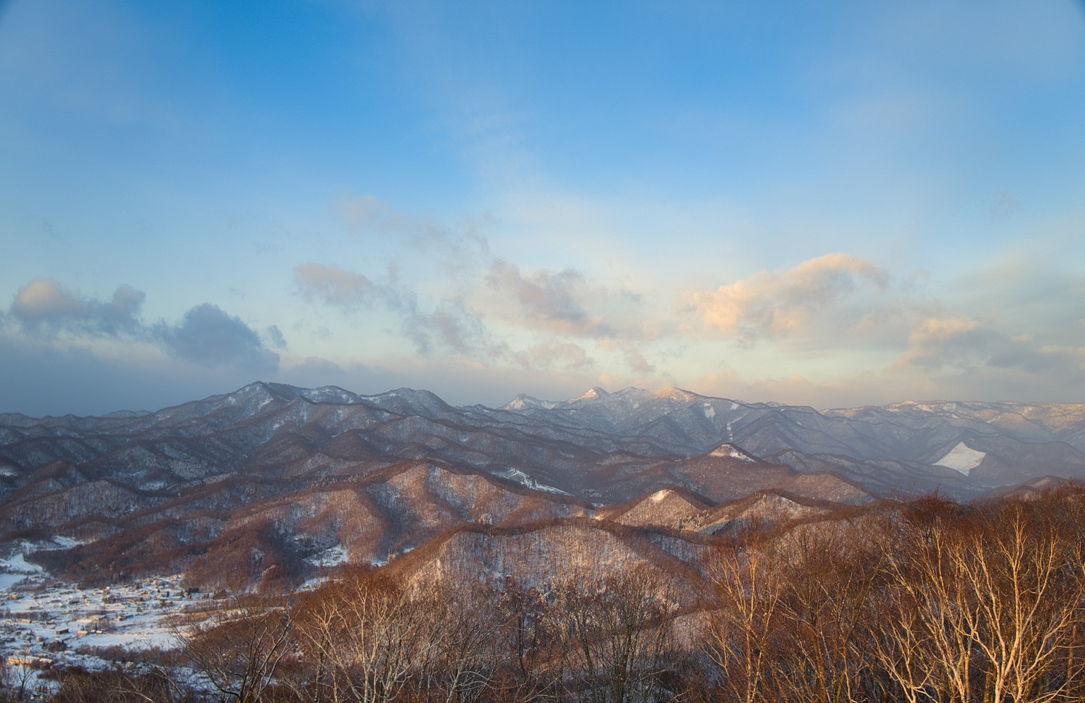 푸른 하늘 아래의 눈 덮인 산들의 아름다운 풍경