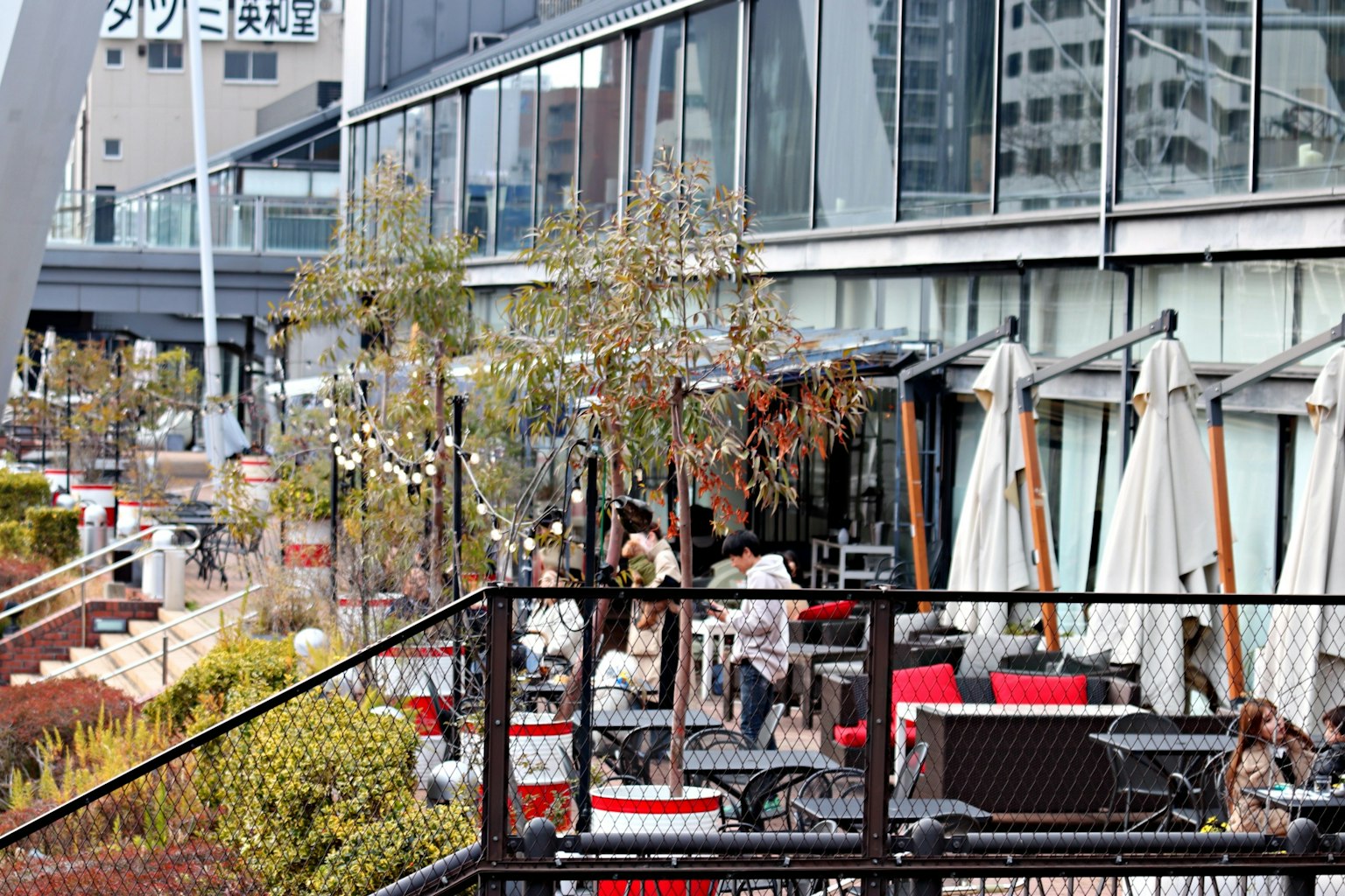 Moderne Café-Terrasse mit urbaner Landschaft
