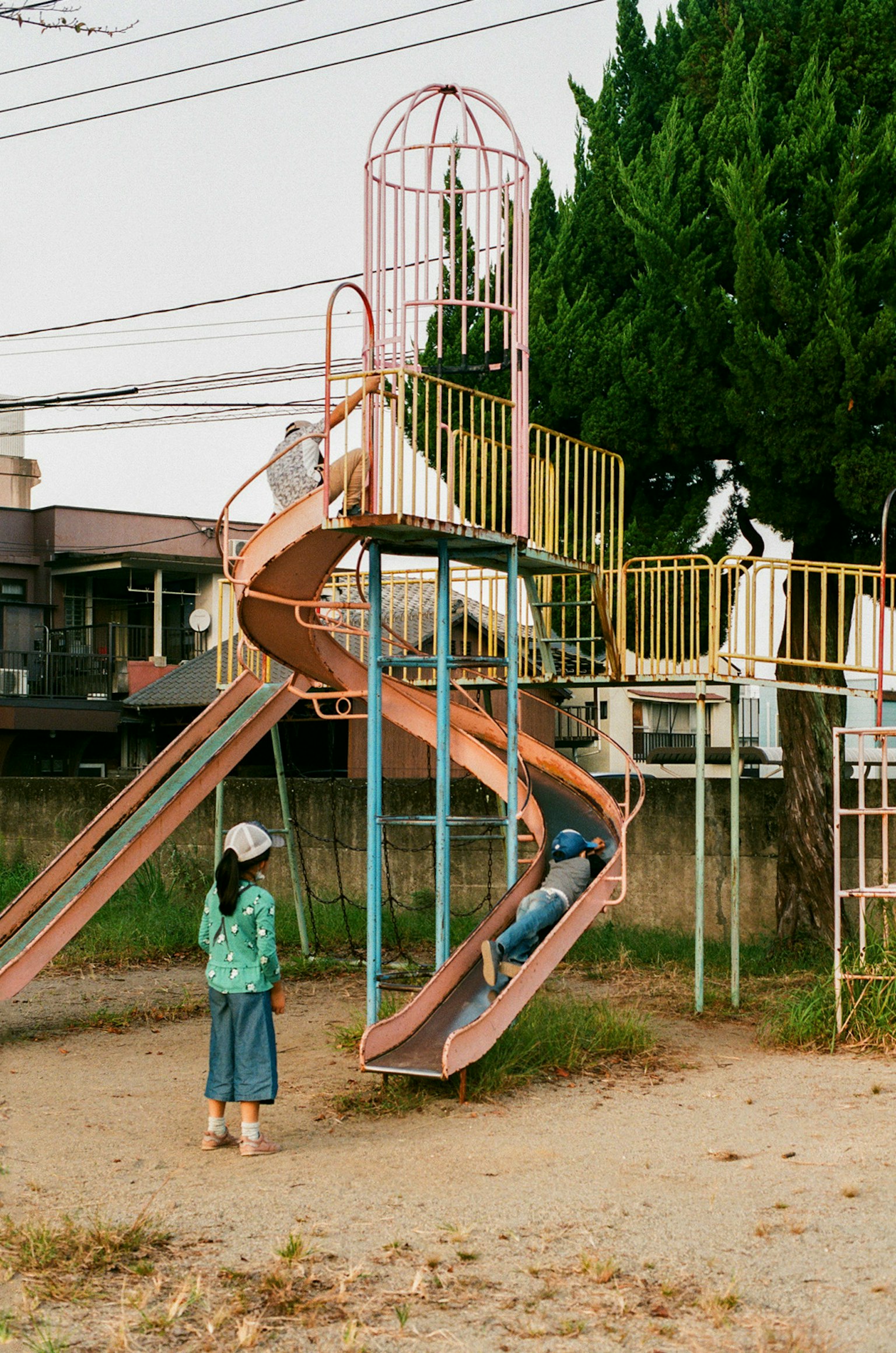 Un niño jugando en un tobogán en un parque con un diseño único