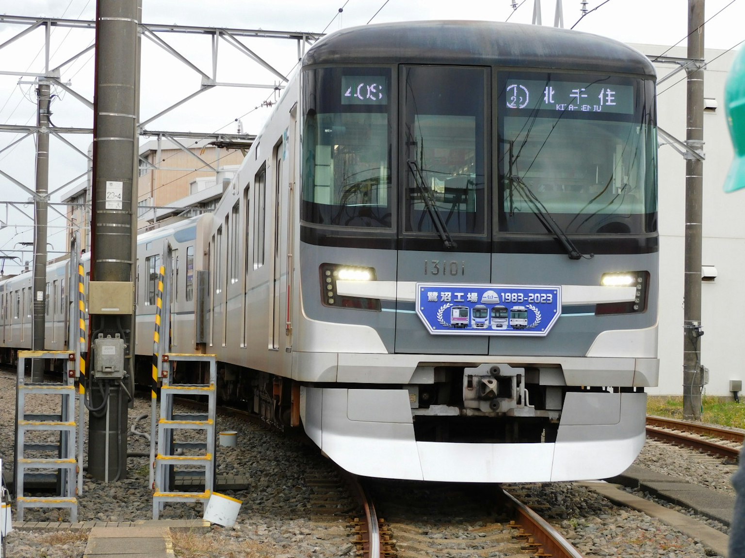 Treno moderno con un design elegante fermo sui binari