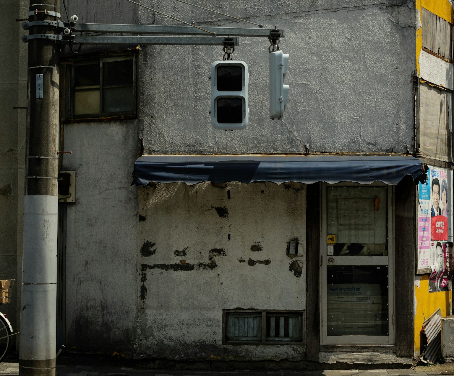 Coin de rue avec un vieux bâtiment et un awning bleu