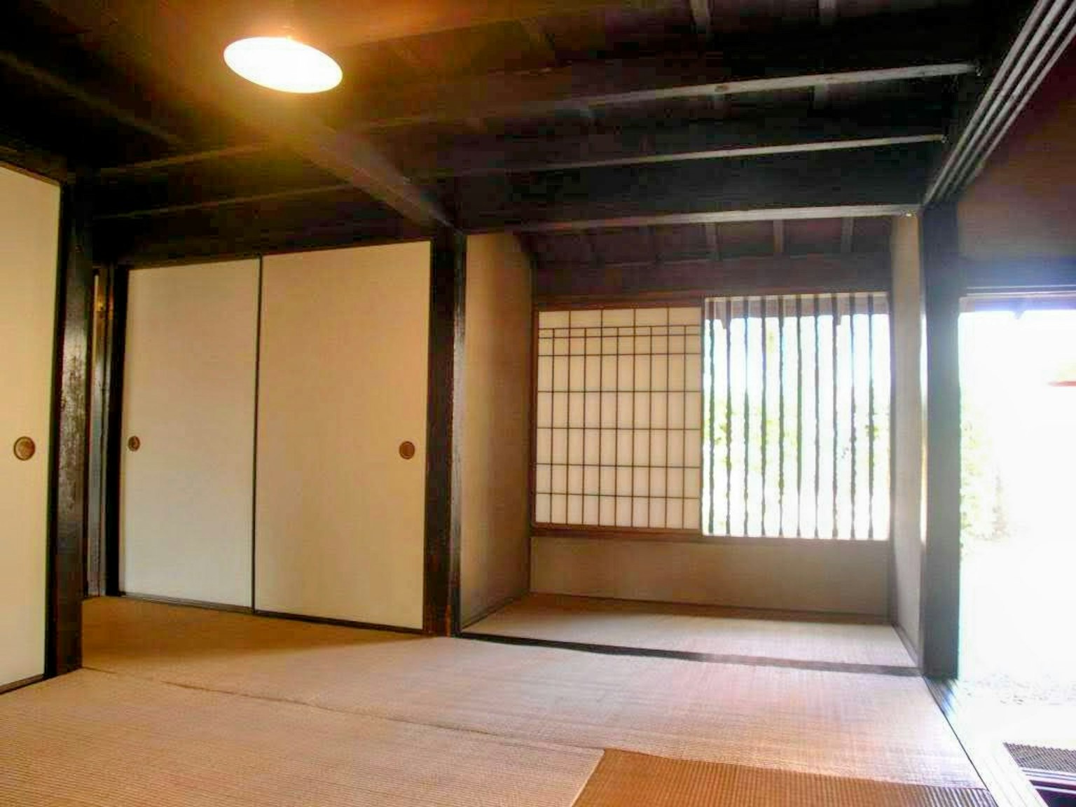 Interno di una stanza tradizionale giapponese con schermi shoji e pavimento in tatami