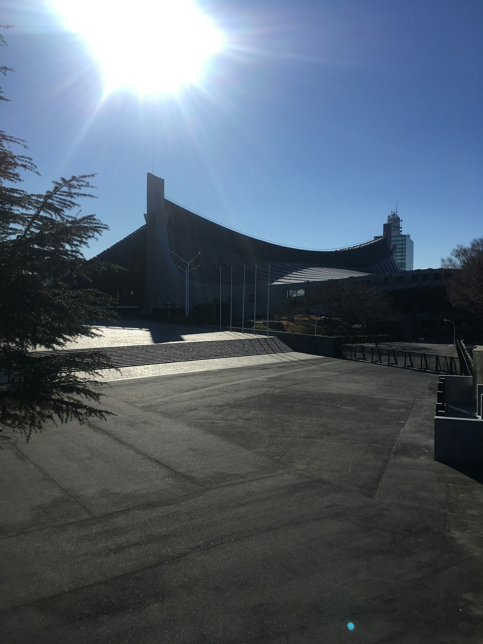 現代建築外觀在明亮陽光下展現獨特的建築形狀和周圍的景觀