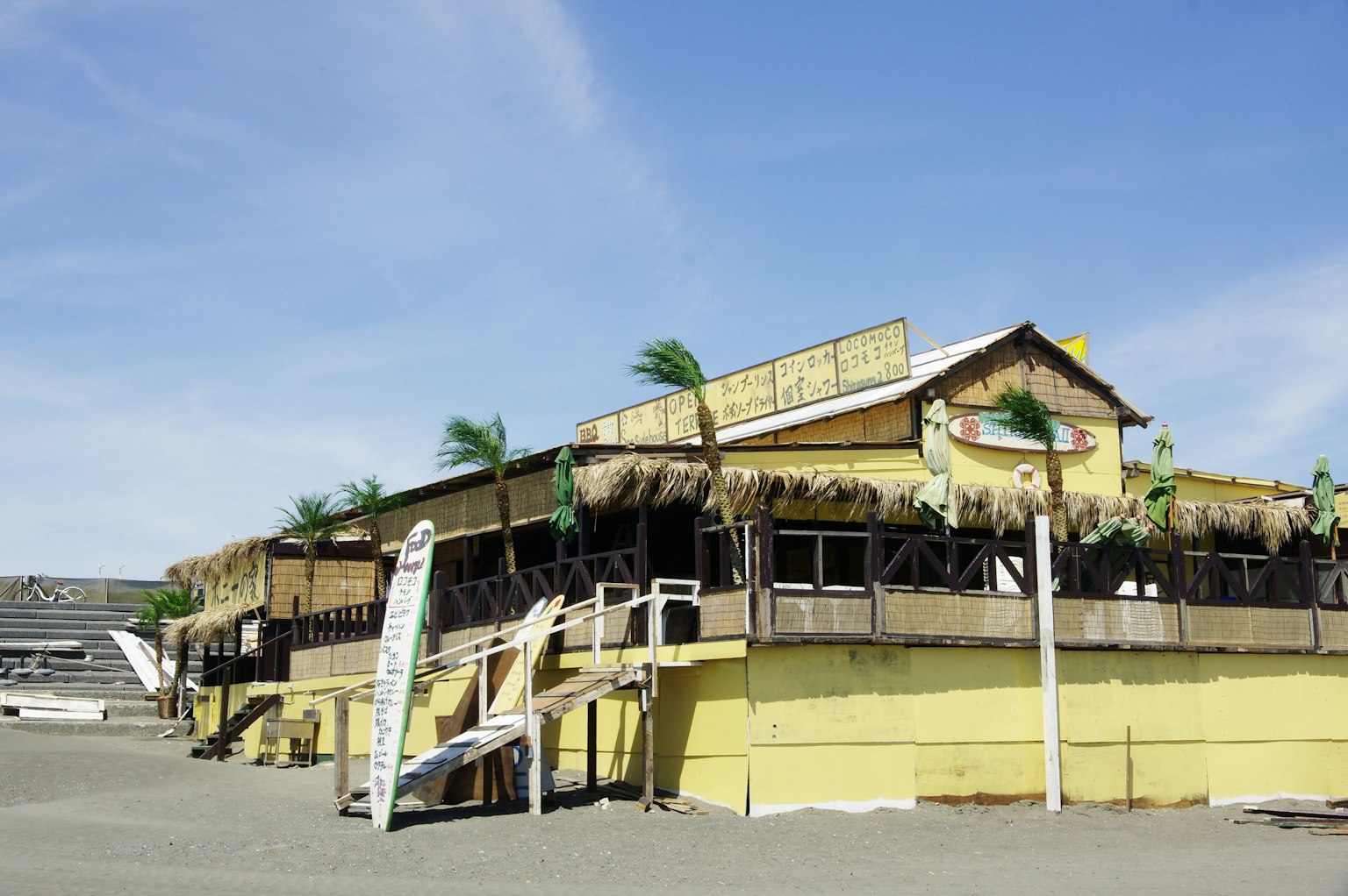黄色海滩小屋和棕榈树