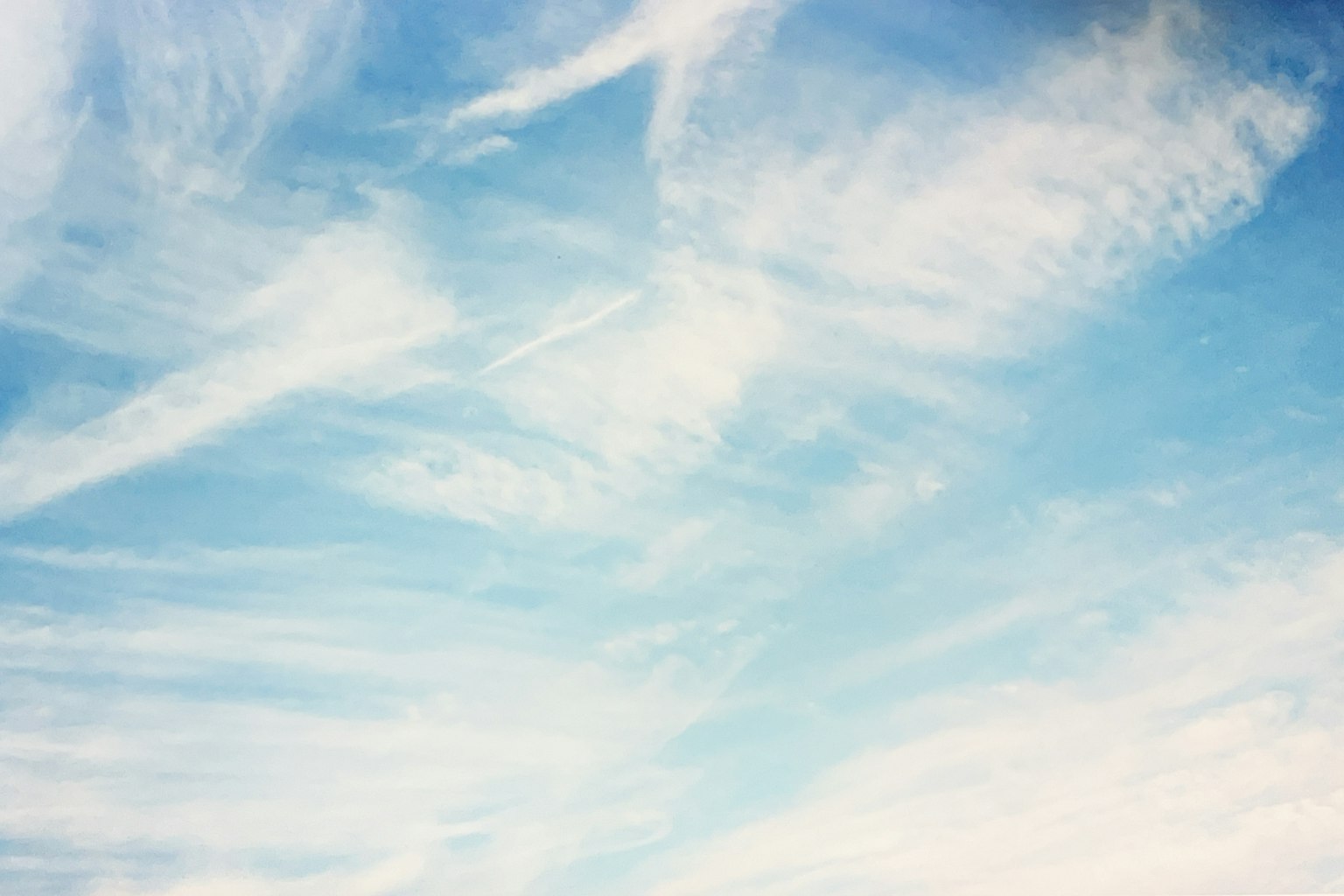 Langit biru tenang dengan awan putih yang lembut