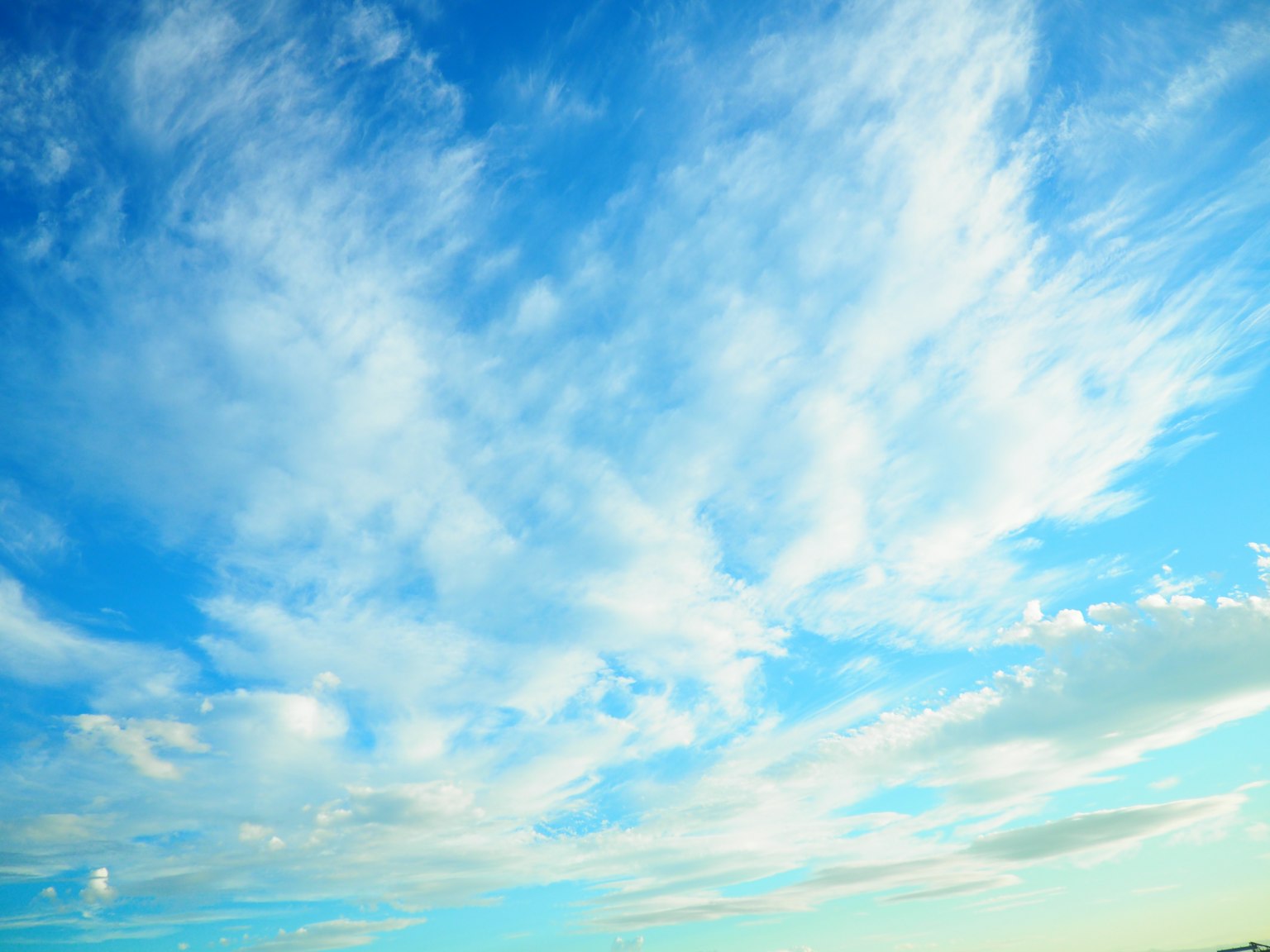Eine schöne Landschaft mit weißen Wolken, die sich über einen blauen Himmel erstrecken