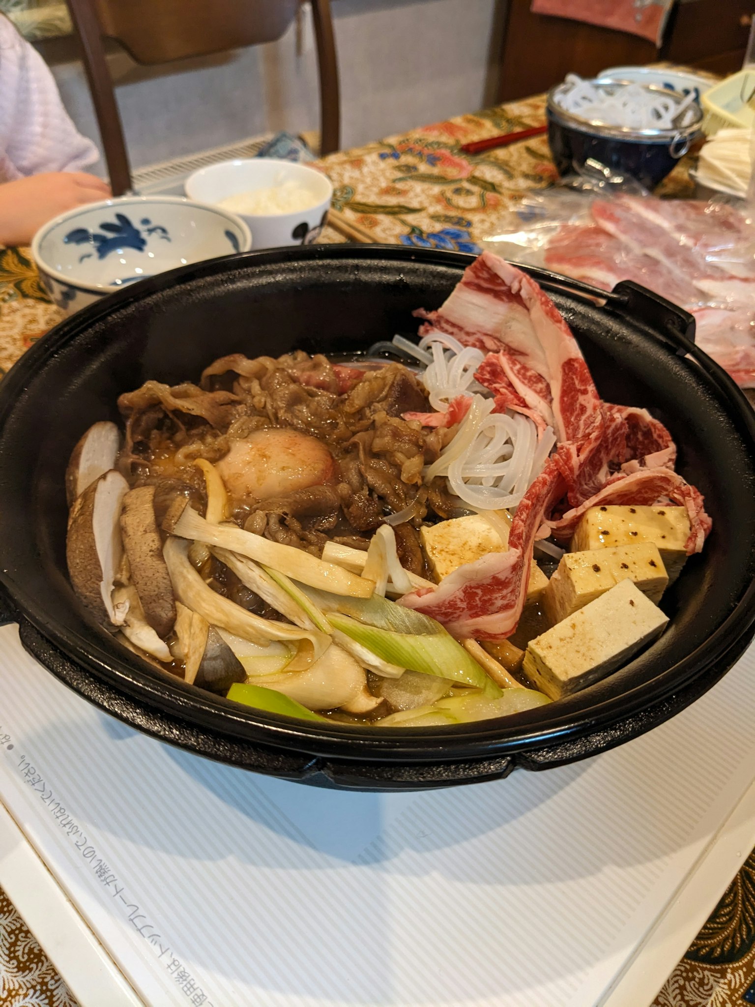 고기와 채소가 담긴 전골