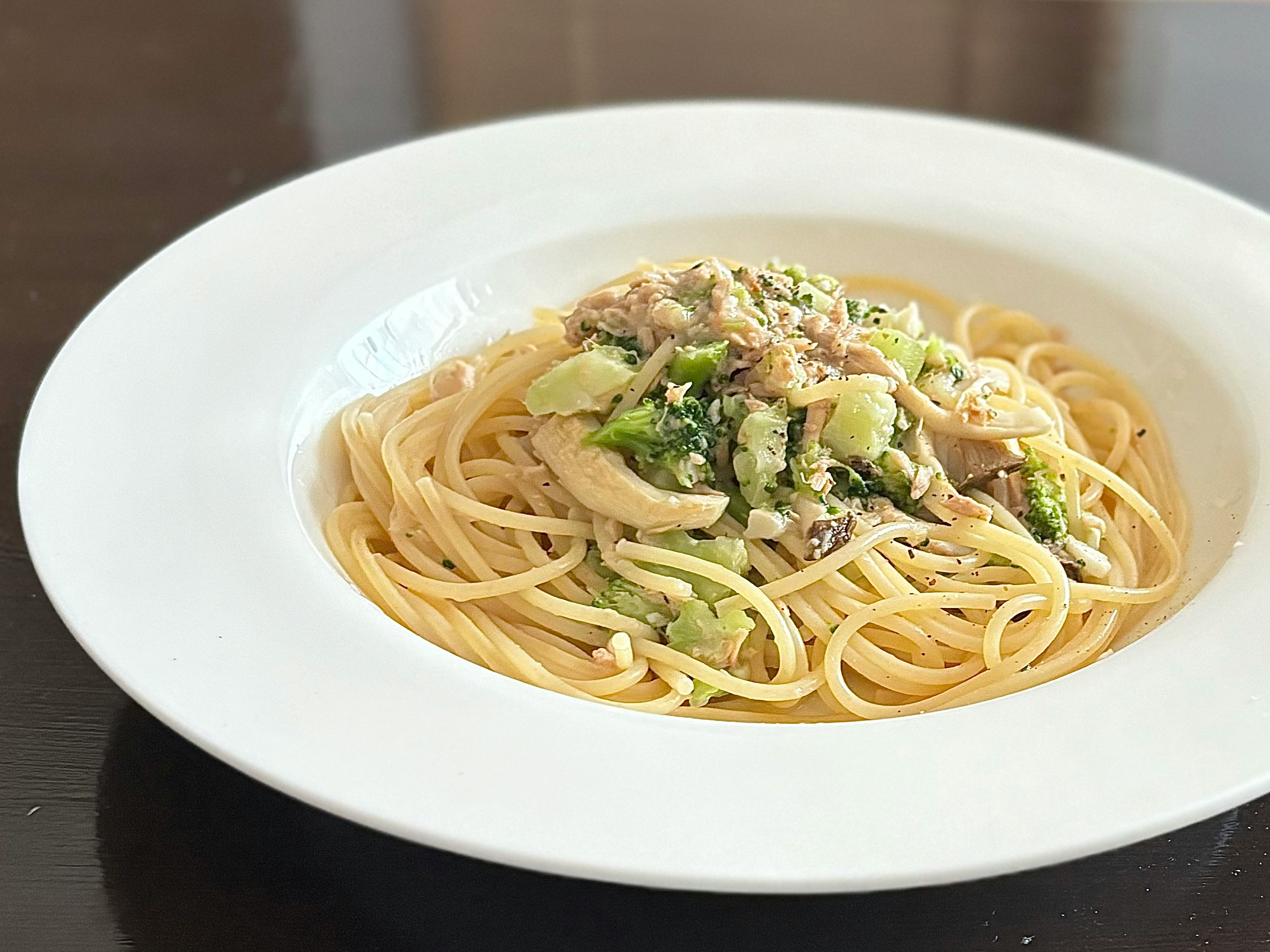 白い皿に盛られたパスタと刻み野菜