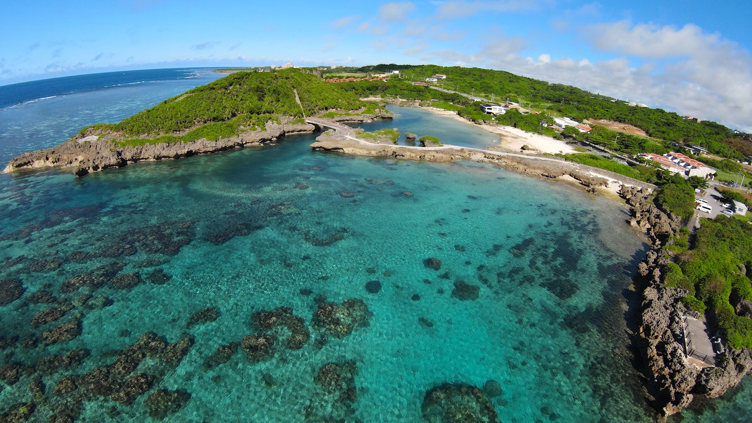 Vista aerea di un mare turchese e un'isola verdeggiante