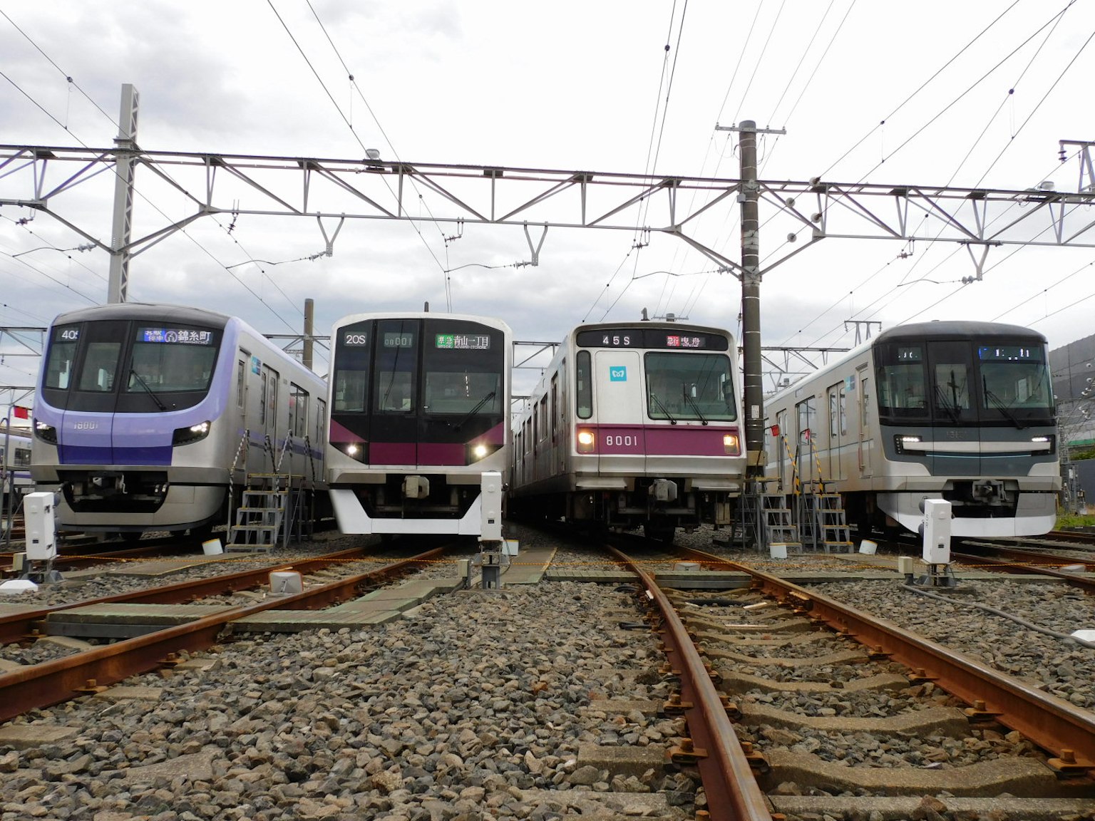 Varios trenes alineados en vías de ferrocarril