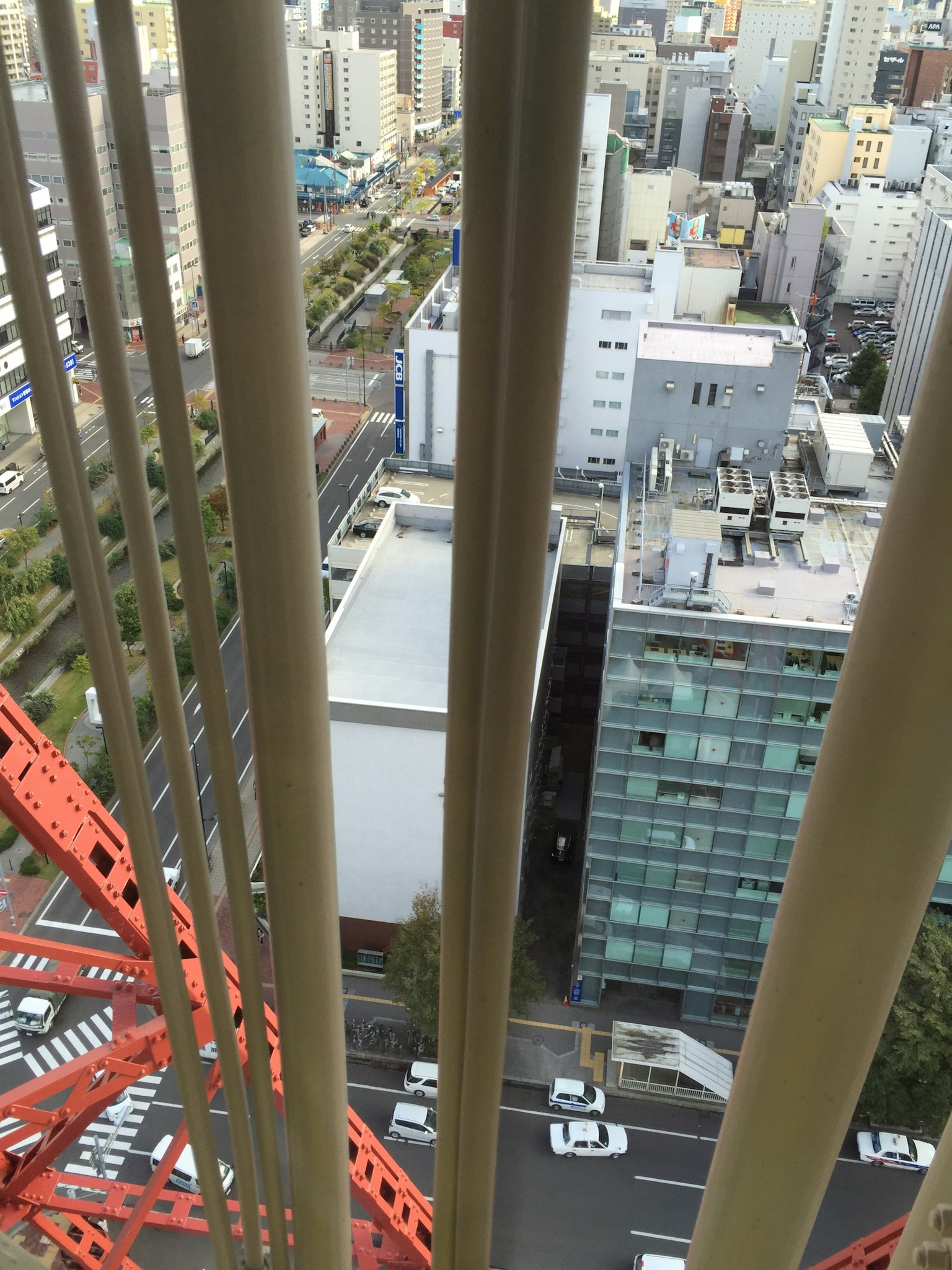 Pemandangan dari Menara Tokyo menampilkan balok baja merah dan gedung