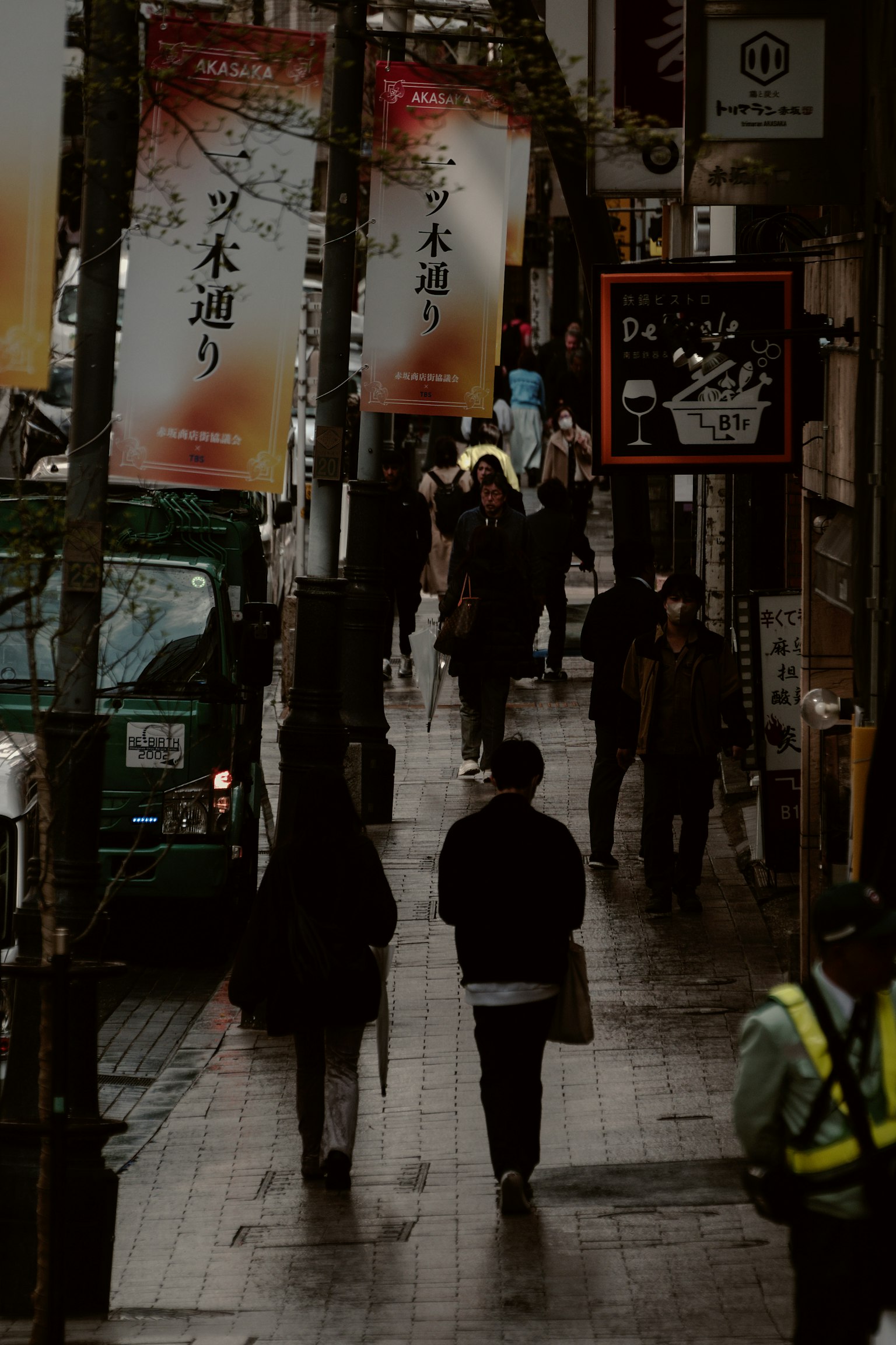 ถนนที่มีคนเดินมากมายและป้ายสีสันสดใส