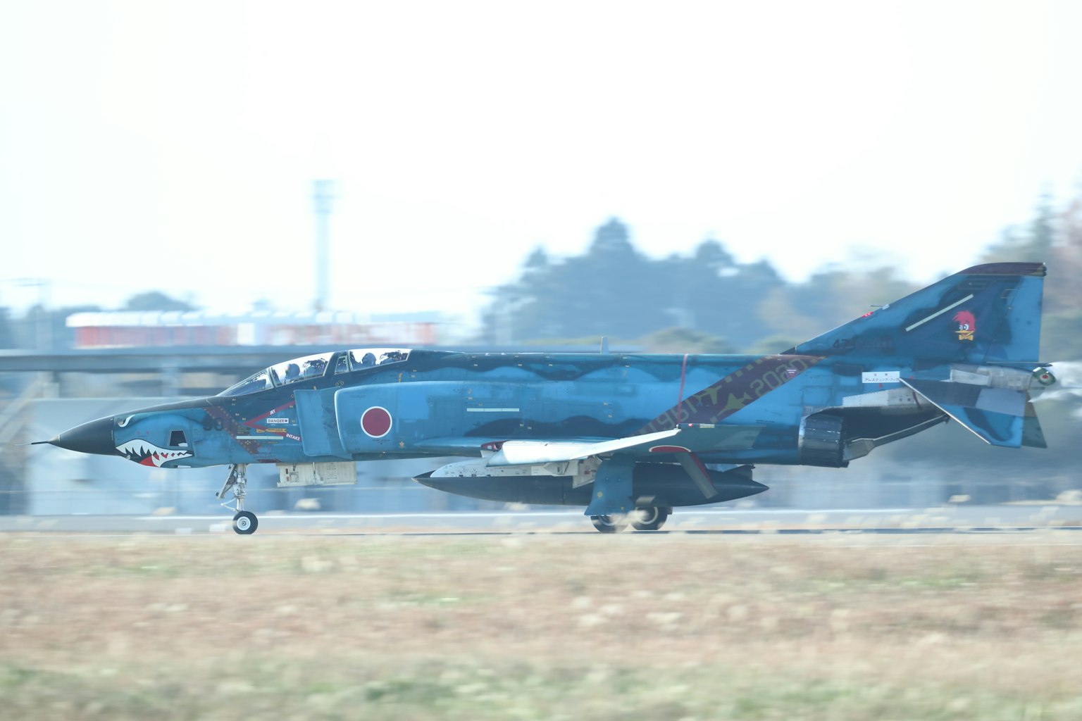 Japanisches F-4 Phantom Kampfflugzeug mit blauer Lackierung, das auf der Landebahn rollt