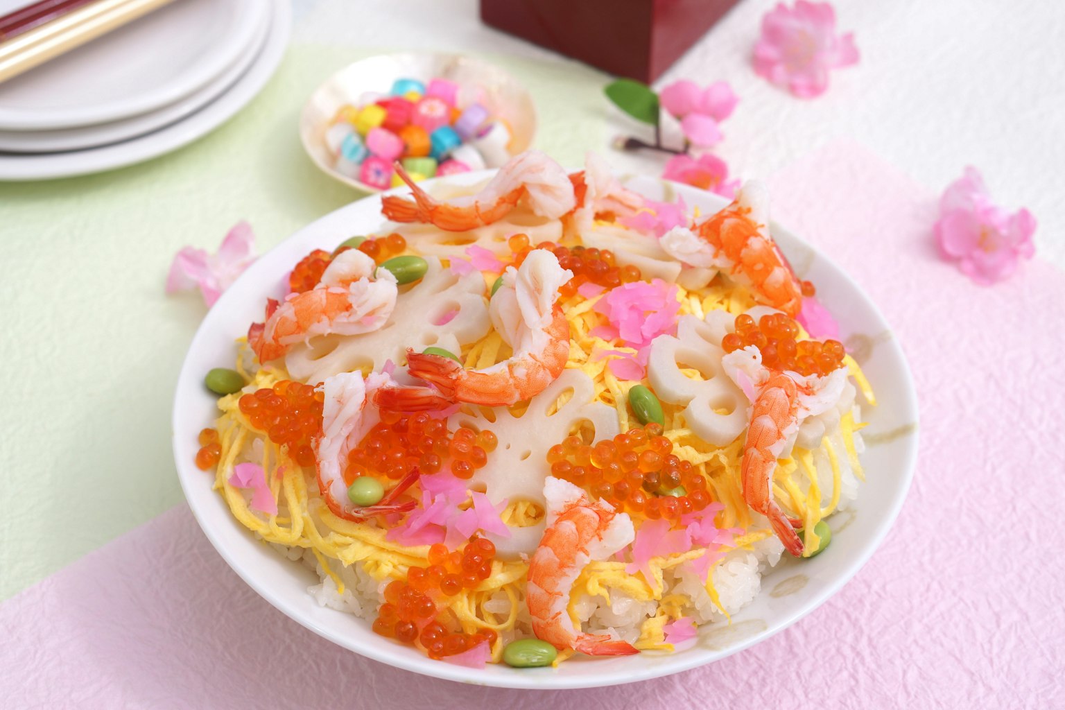 Mangkuk seafood yang cerah dihiasi dengan bahan berwarna-warni