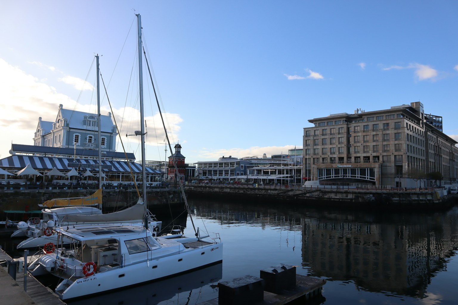 Vista de un puerto con un yate atracado y hermosos edificios