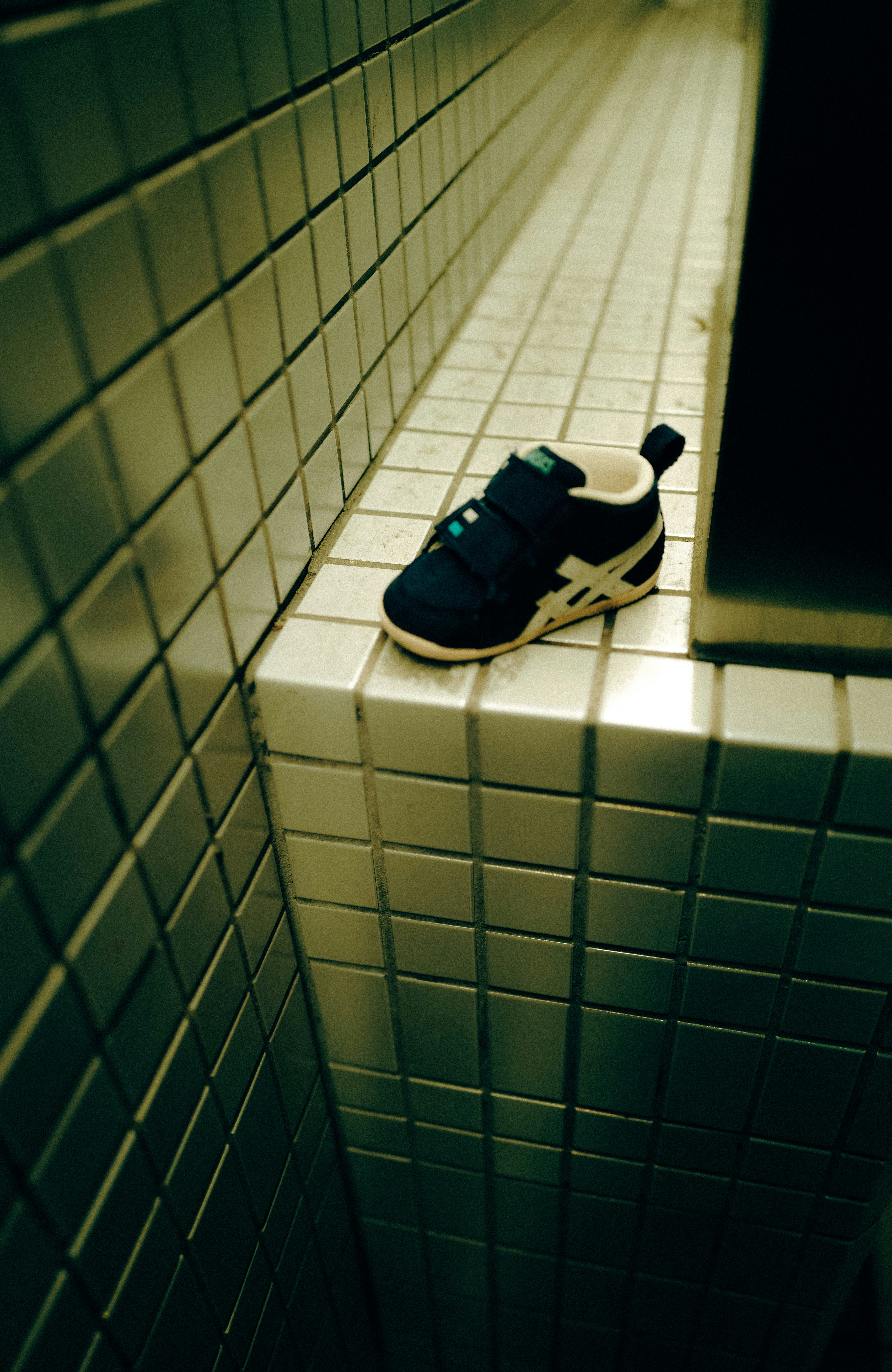 Des baskets posées le long d’une rampe d’escalier
