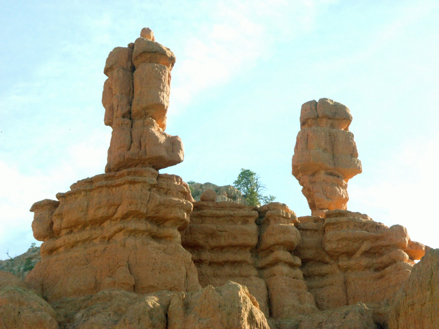 Formations rocheuses naturelles de teintes rouges se tenant contre le ciel