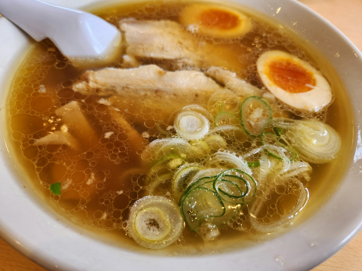 ซุปราเมนที่มีไก่และไข่ต้มยางมะตูม