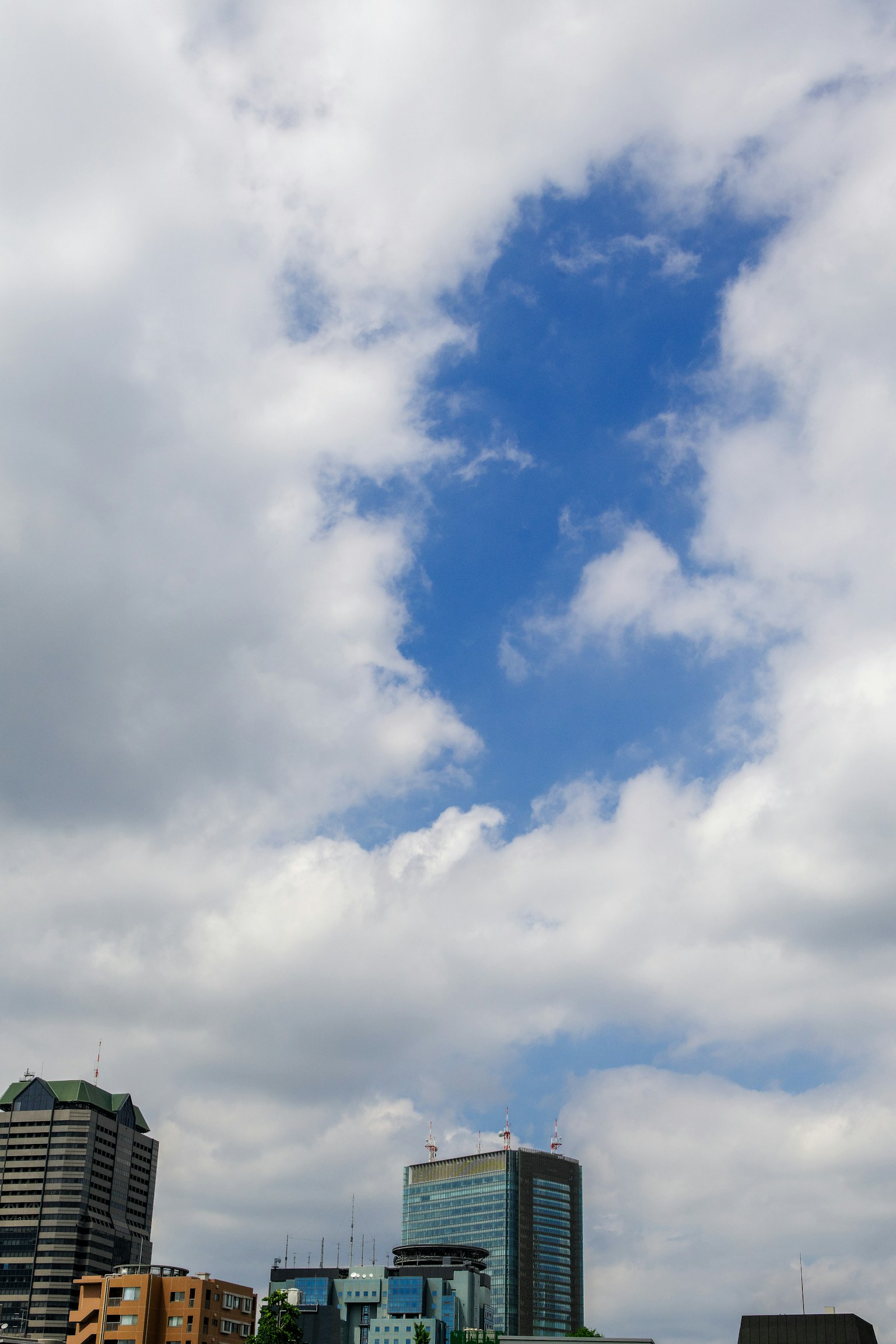 Pemandangan kota dengan langit biru dan awan